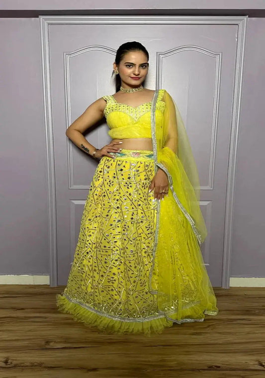 Lehenga Choli jaune néon en georgette avec travail de miroir en feuille et sequins
