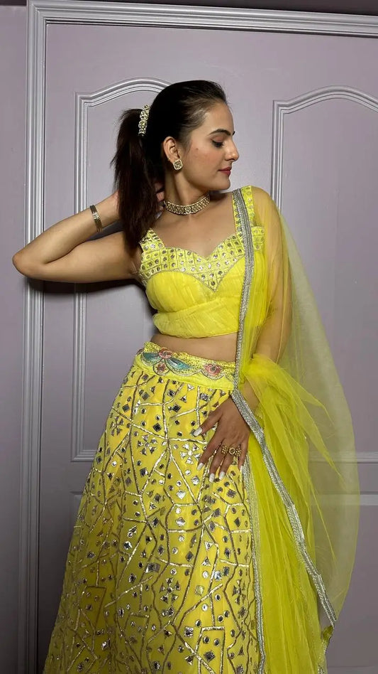 Lehenga Choli jaune néon en georgette avec travail de miroir en feuille et sequins