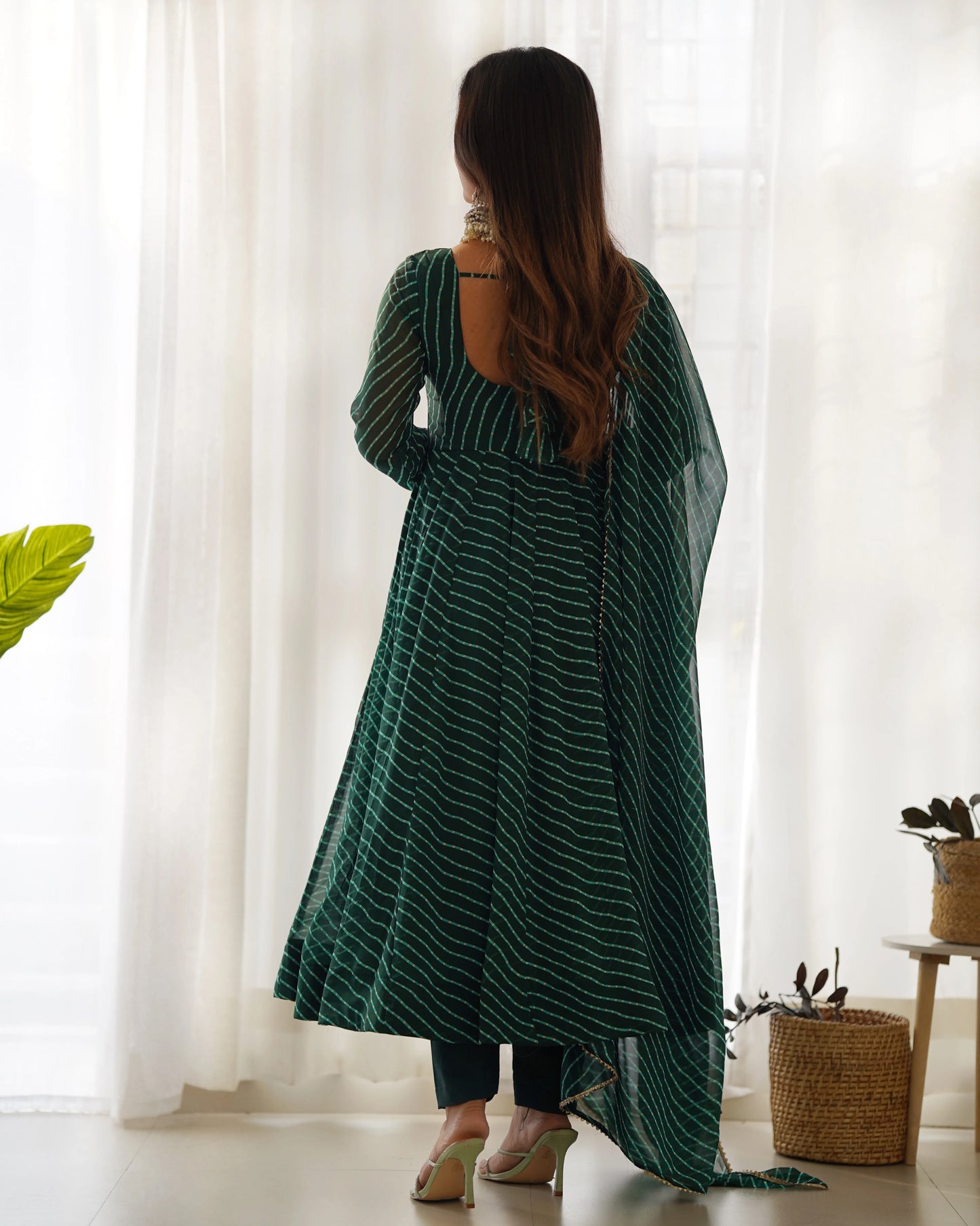 Flaschengrünes Anarkali-Kleid-Set mit Leheriya-Print