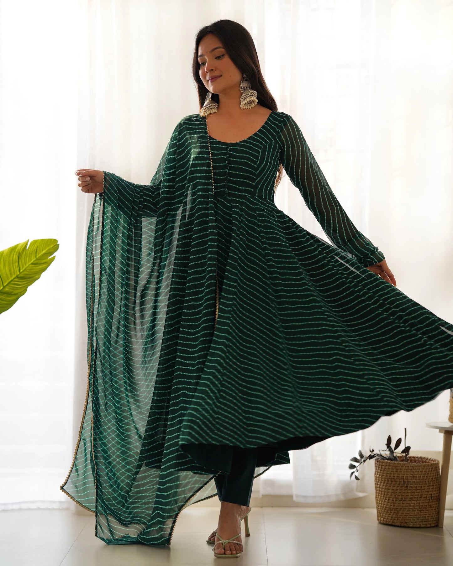 Flaschengrünes Anarkali-Kleid-Set mit Leheriya-Print