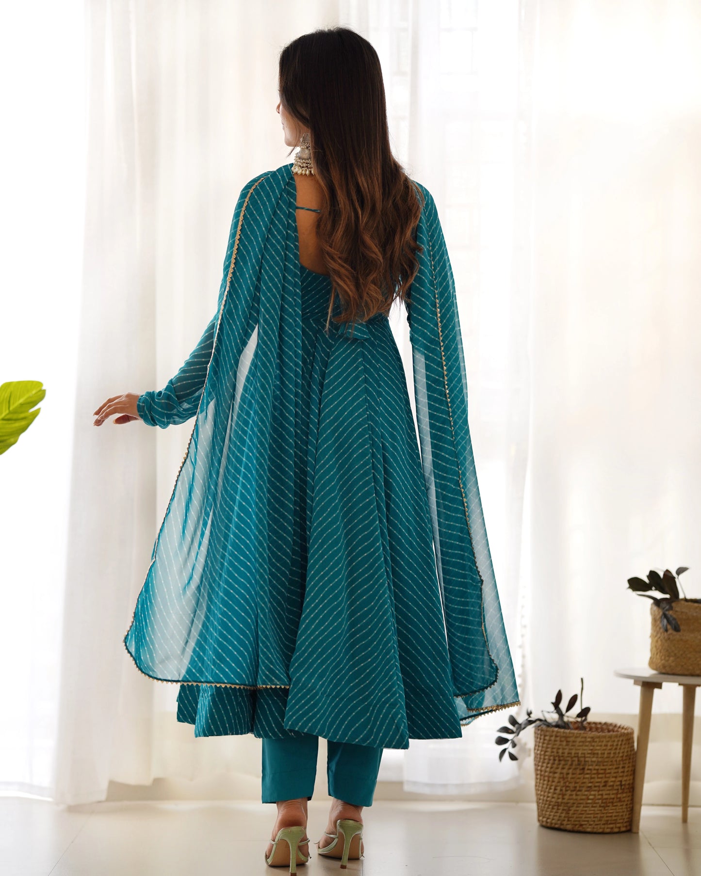 Lagunenblaues Anarkali-Kleiderset mit Leheriya-Print