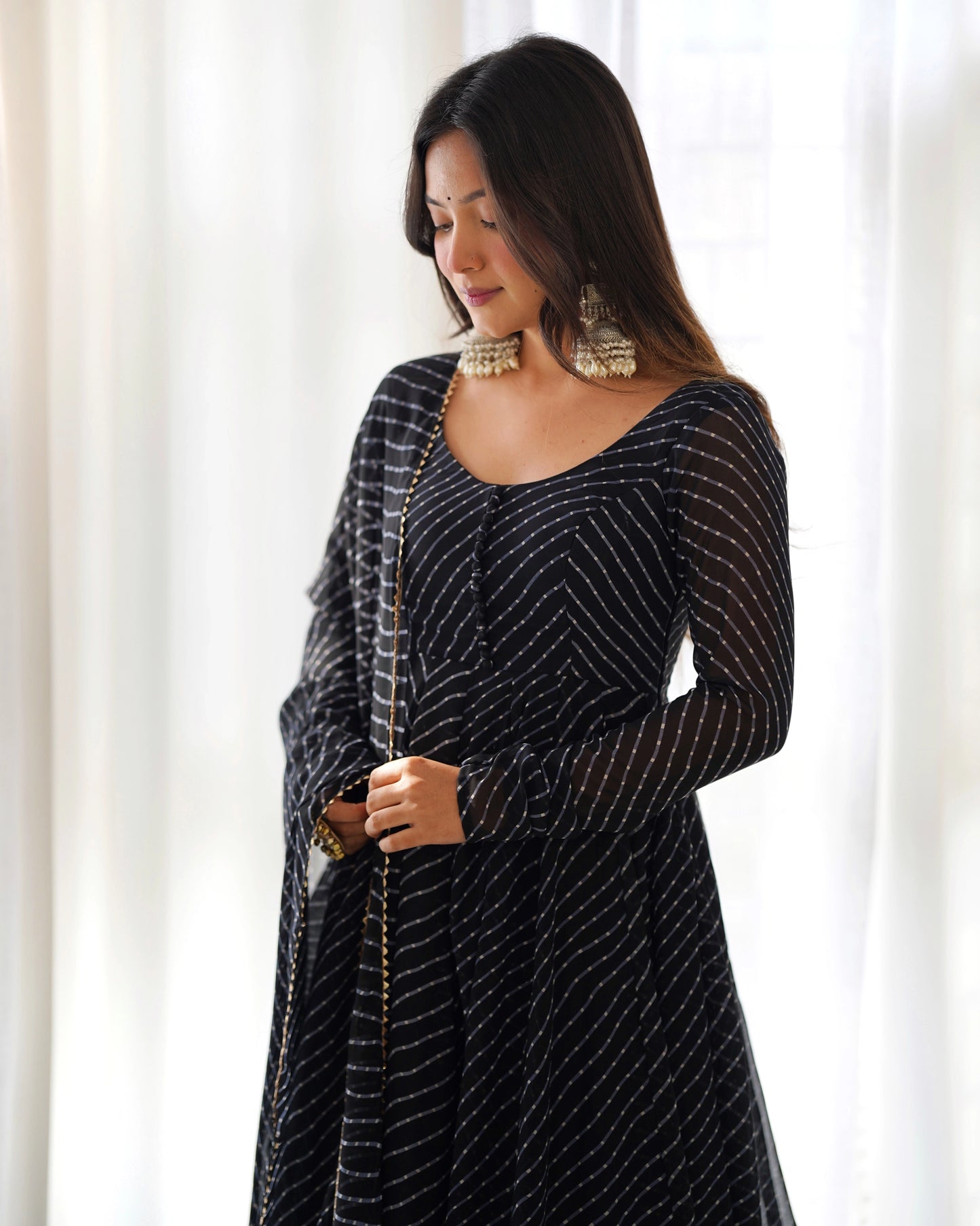 Schwarzes Anarkali-Kleiderset mit Leheriya-Print
