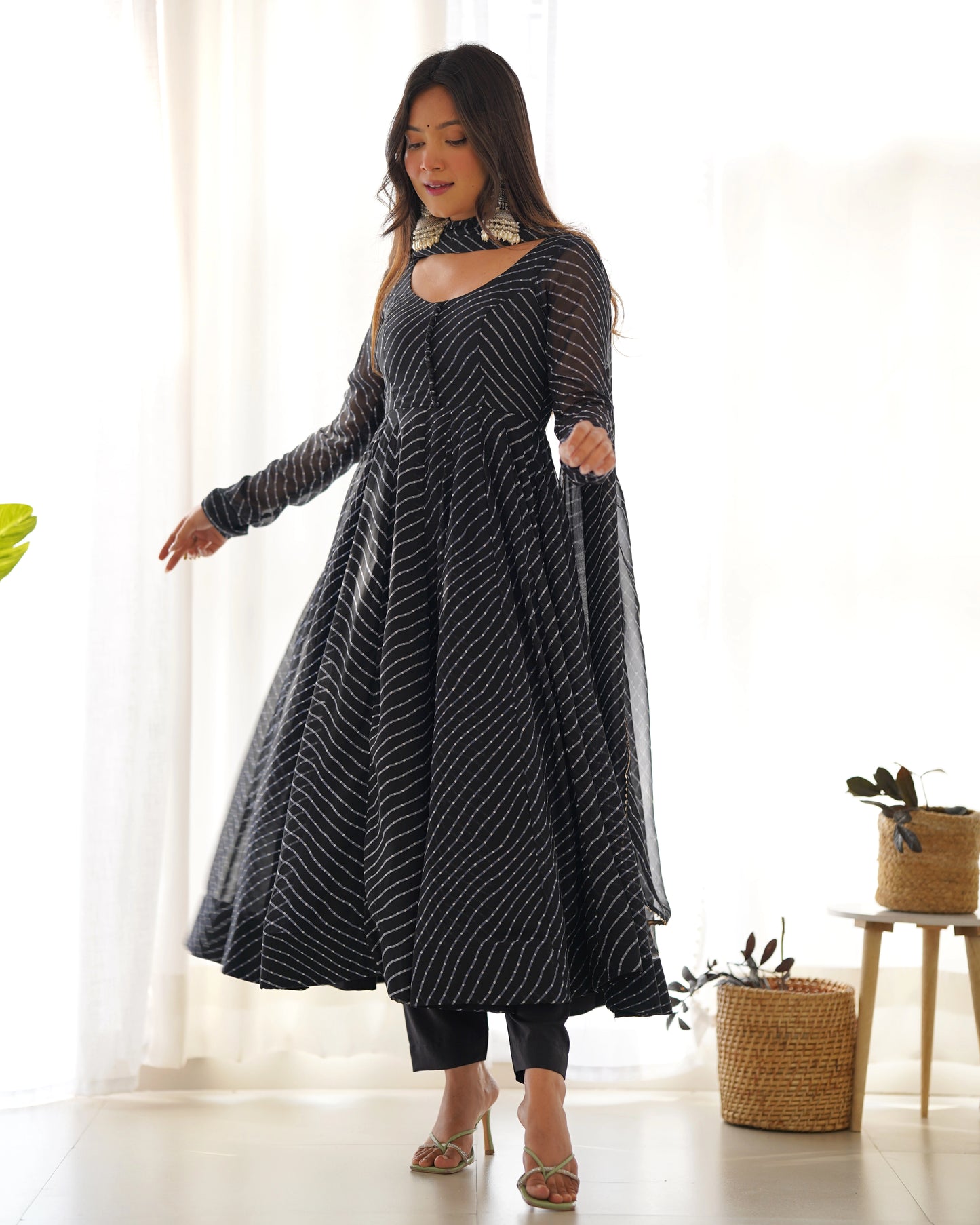 Schwarzes Anarkali-Kleiderset mit Leheriya-Print