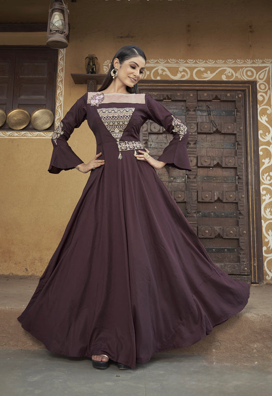 Haut Kurta long marron manches longues avec broderies en Maslin