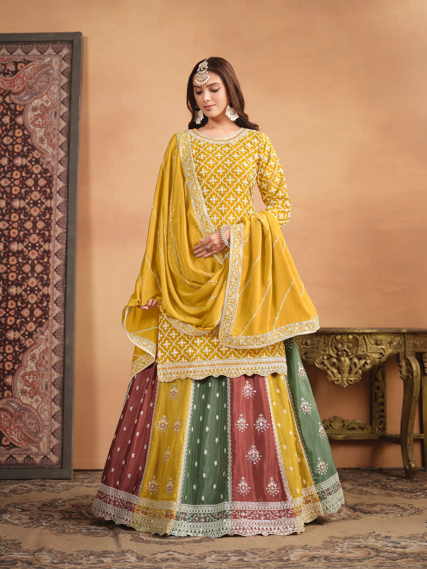 Ensemble lehenga choli jaune multicolore avec top long
