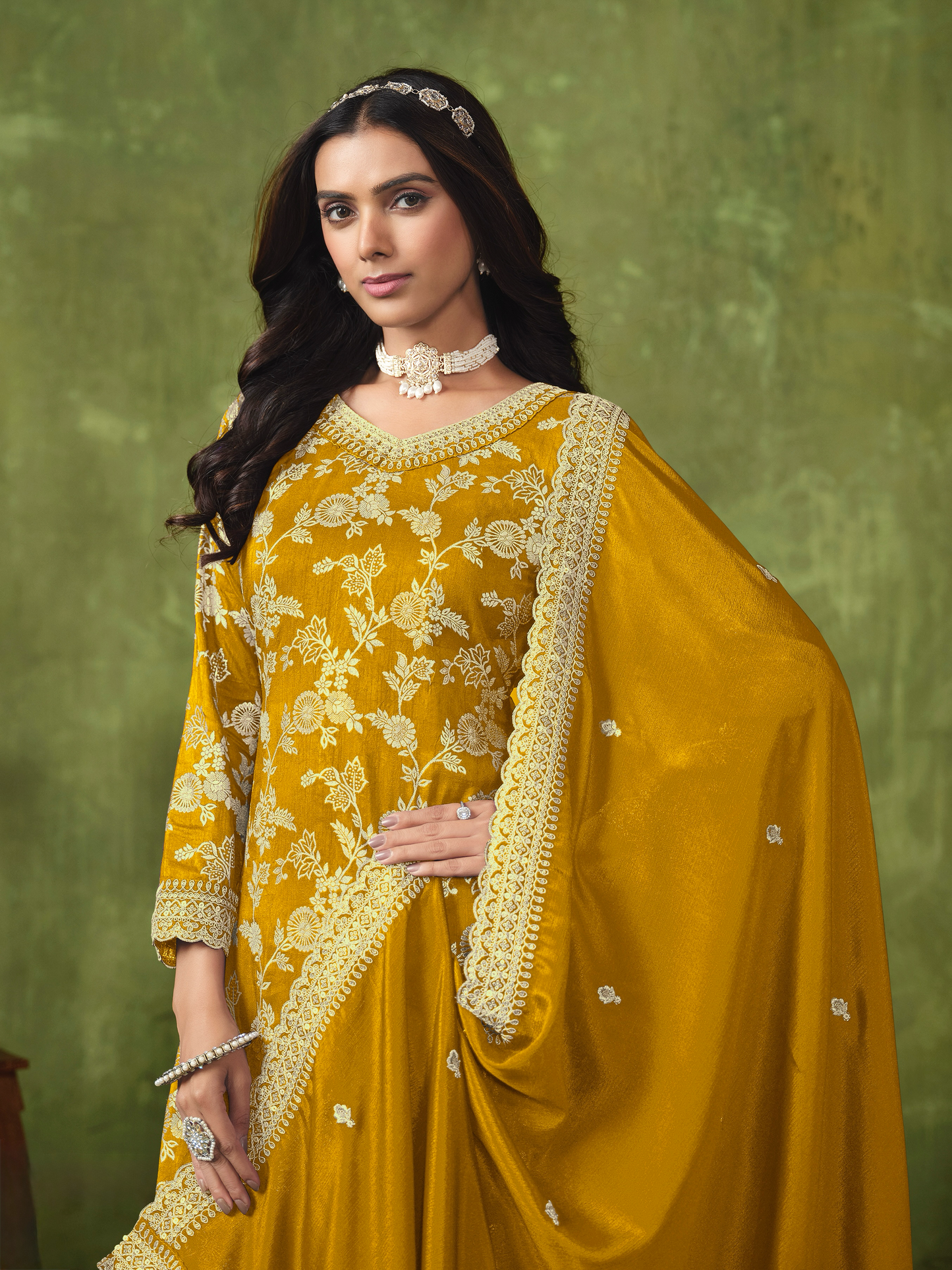 Senfgelbes Chinnon-Salwar-Anzug-Set
