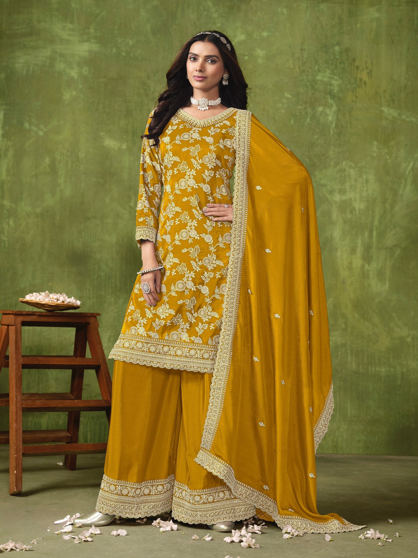 Senfgelbes Chinnon-Salwar-Anzug-Set
