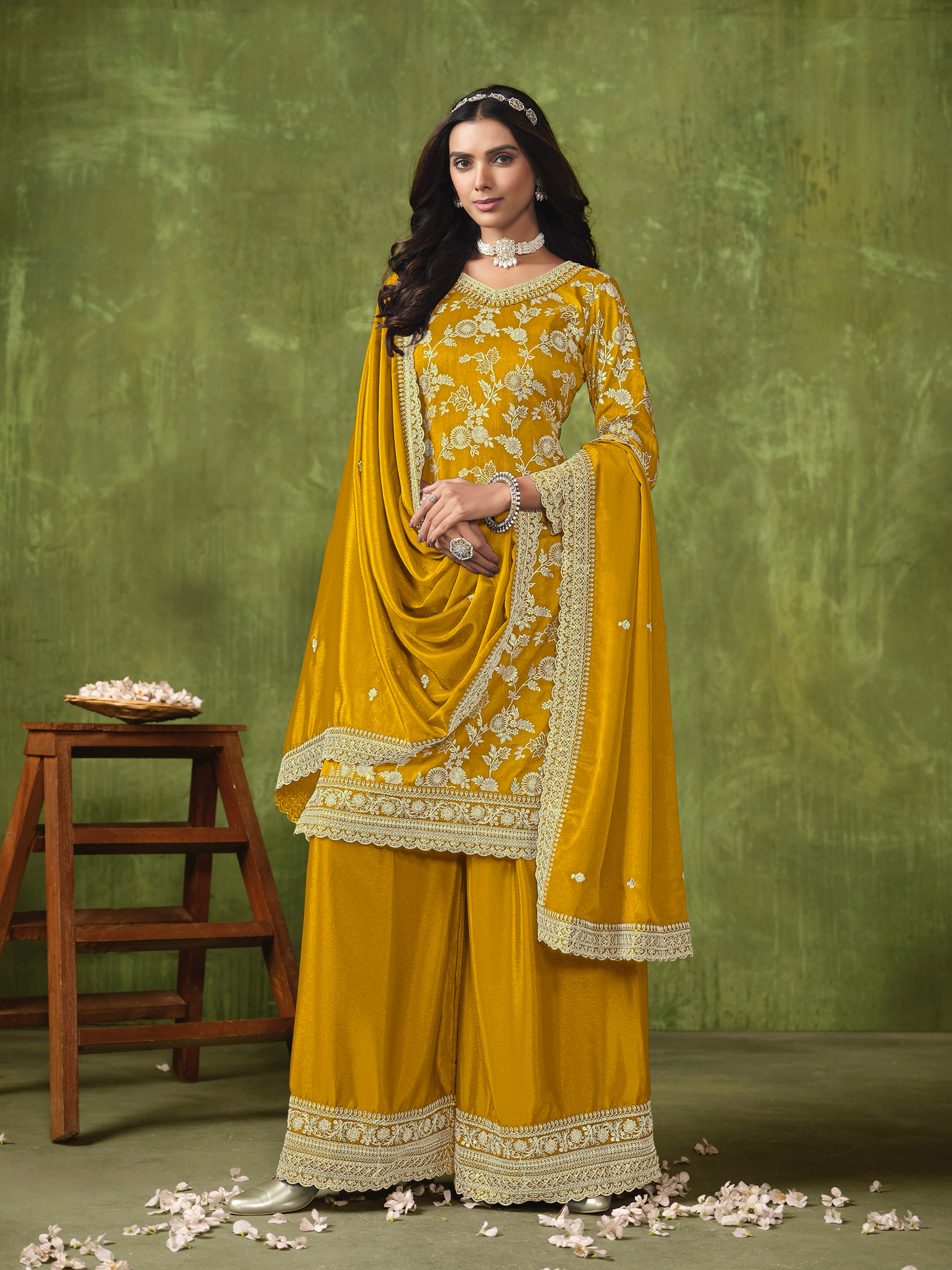 Senfgelbes Chinnon-Salwar-Anzug-Set