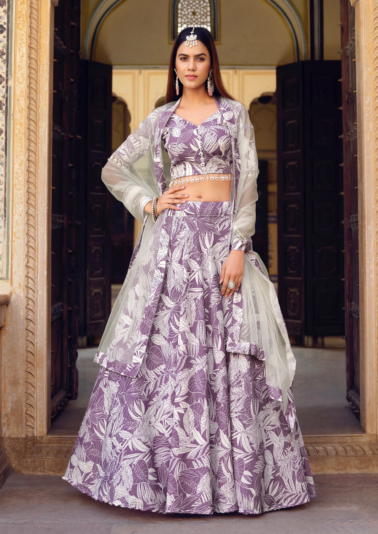 Rosa 3-teiliges Lehenga-Jacken-Set (Koti) mit Stickdetails