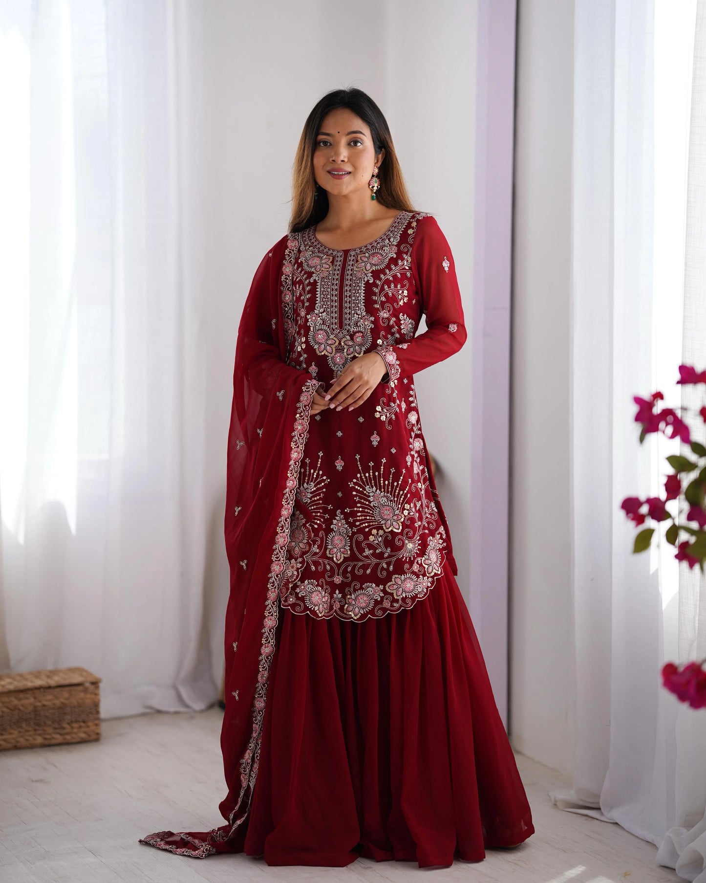 Beeren-lila-rotes Sharara-Set mit Kordelstickerei, Pailletten und Nietenperlen