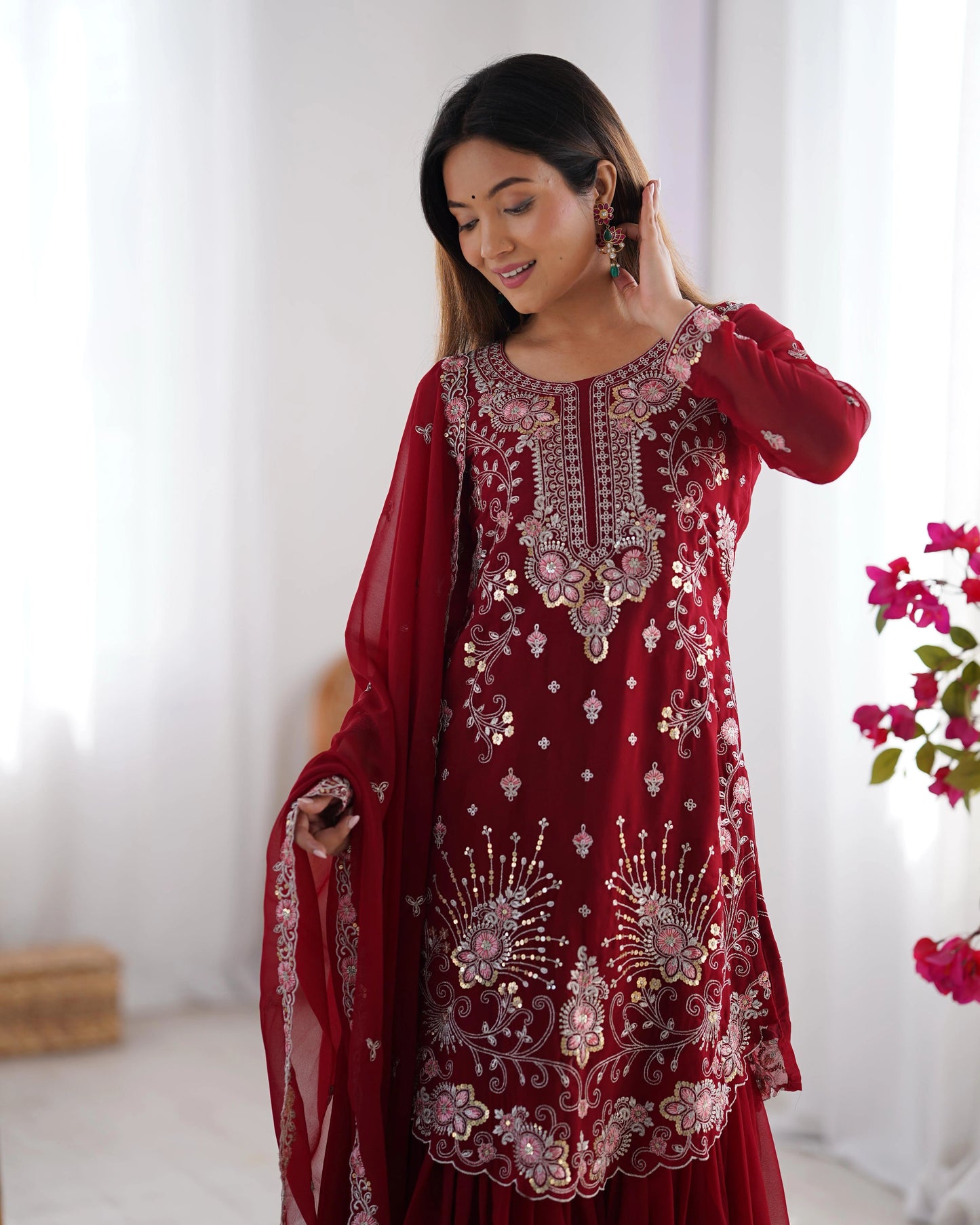Beeren-lila-rotes Sharara-Set mit Kordelstickerei, Pailletten und Nietenperlen