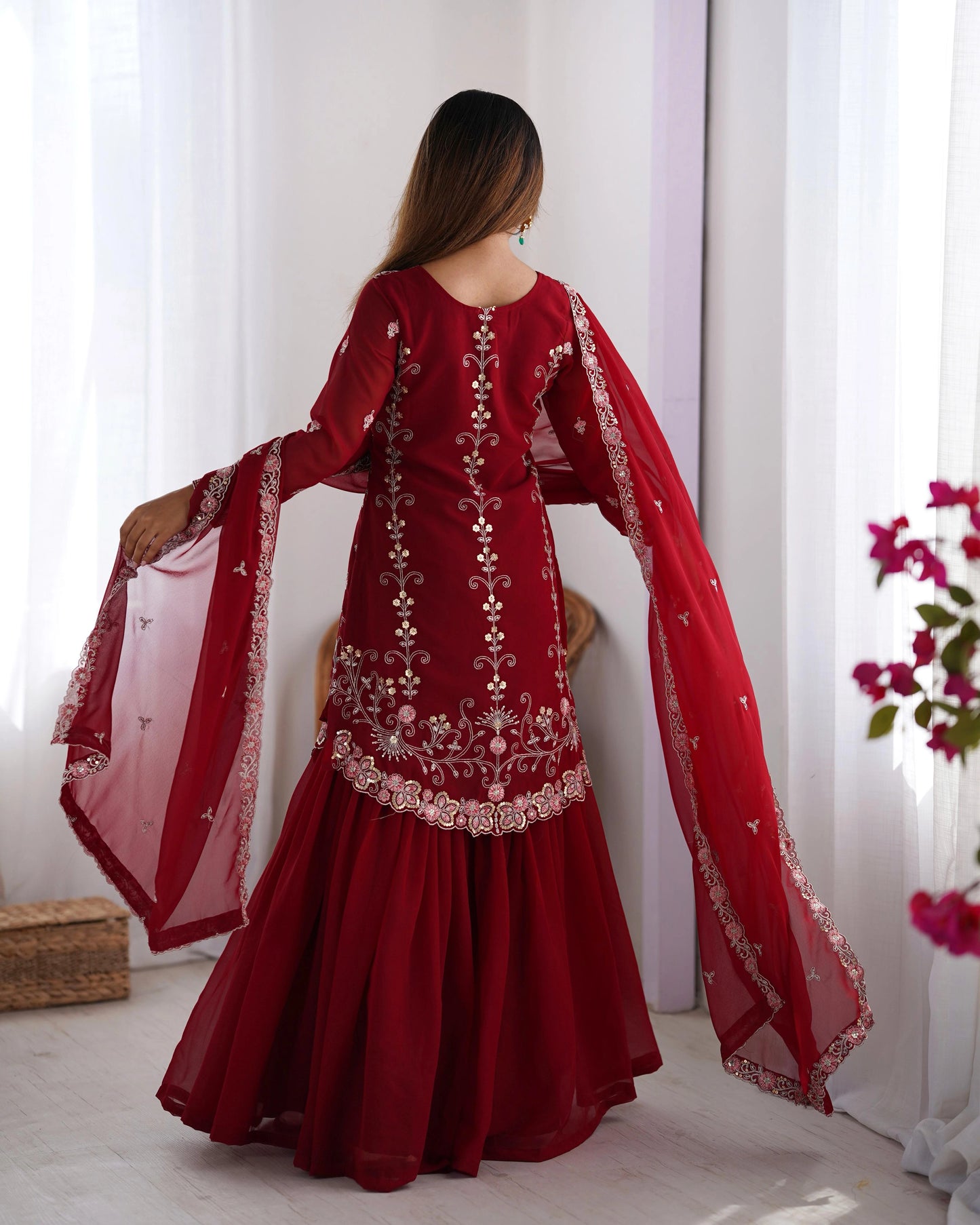 Beeren-lila-rotes Sharara-Set mit Kordelstickerei, Pailletten und Nietenperlen