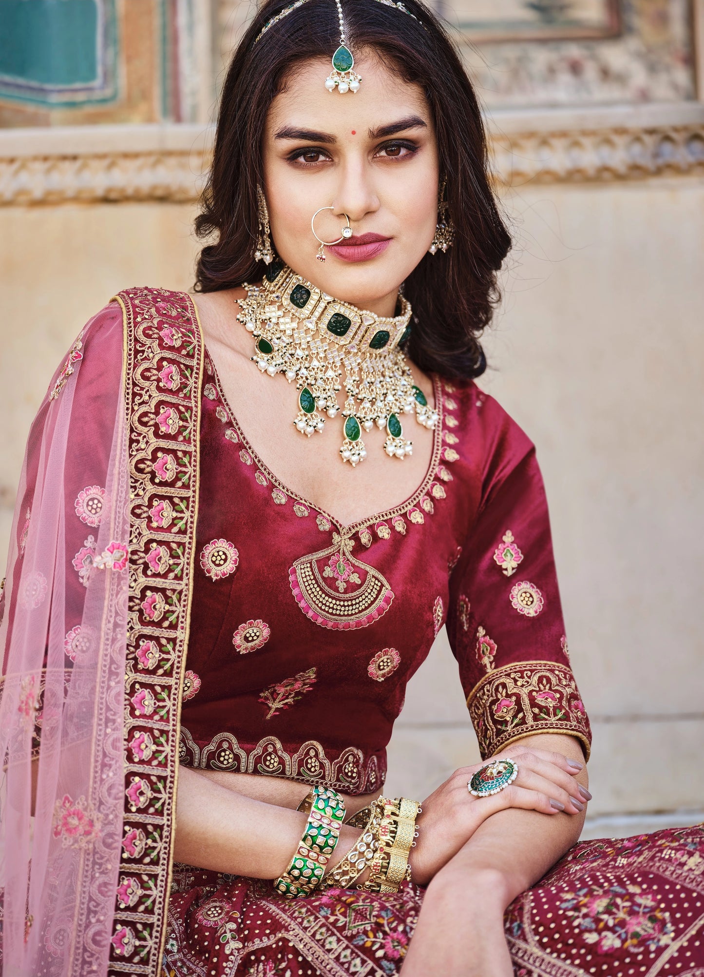 Eleganter rosa-grauer Braut-Lehenga mit Zarkan-Stickerei und Pailletten