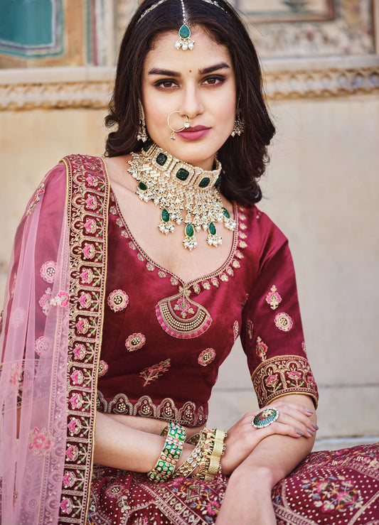 Lehenga de Mariée Rouge et Rose clair en Velours Premium et Broderies avec Incrustation de pierres et Zarkan