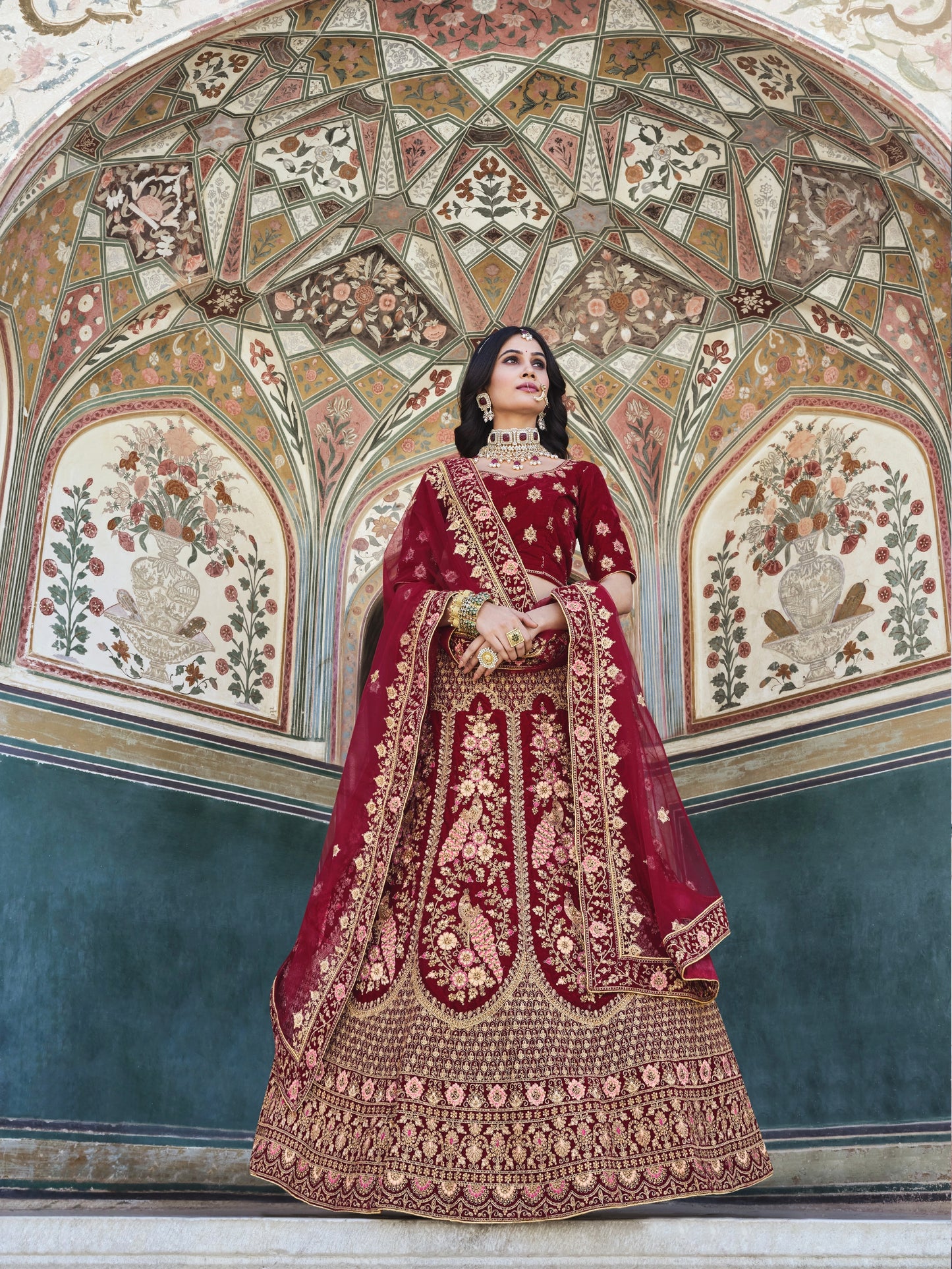 Eleganter rosa-grauer Braut-Lehenga mit Zarkan-Stickerei und Pailletten