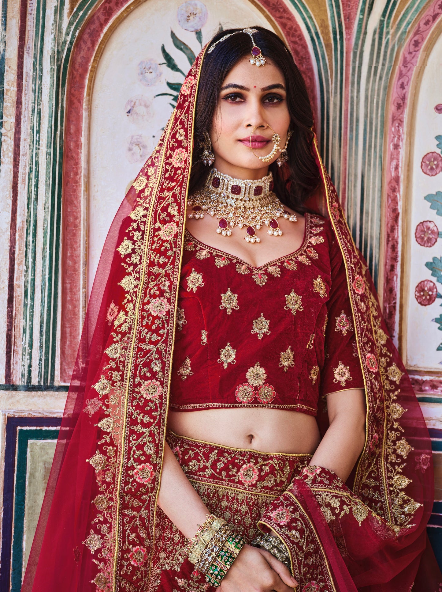 Eleganter rosa-grauer Braut-Lehenga mit Zarkan-Stickerei und Pailletten