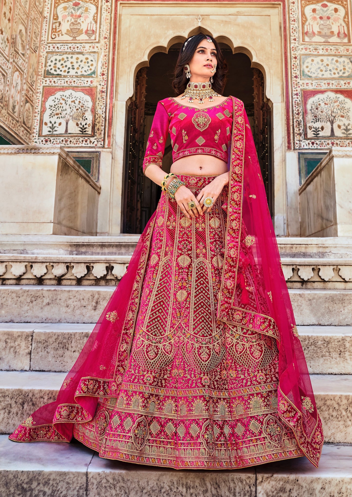Eleganter rosa-grauer Braut-Lehenga mit Zarkan-Stickerei und Pailletten