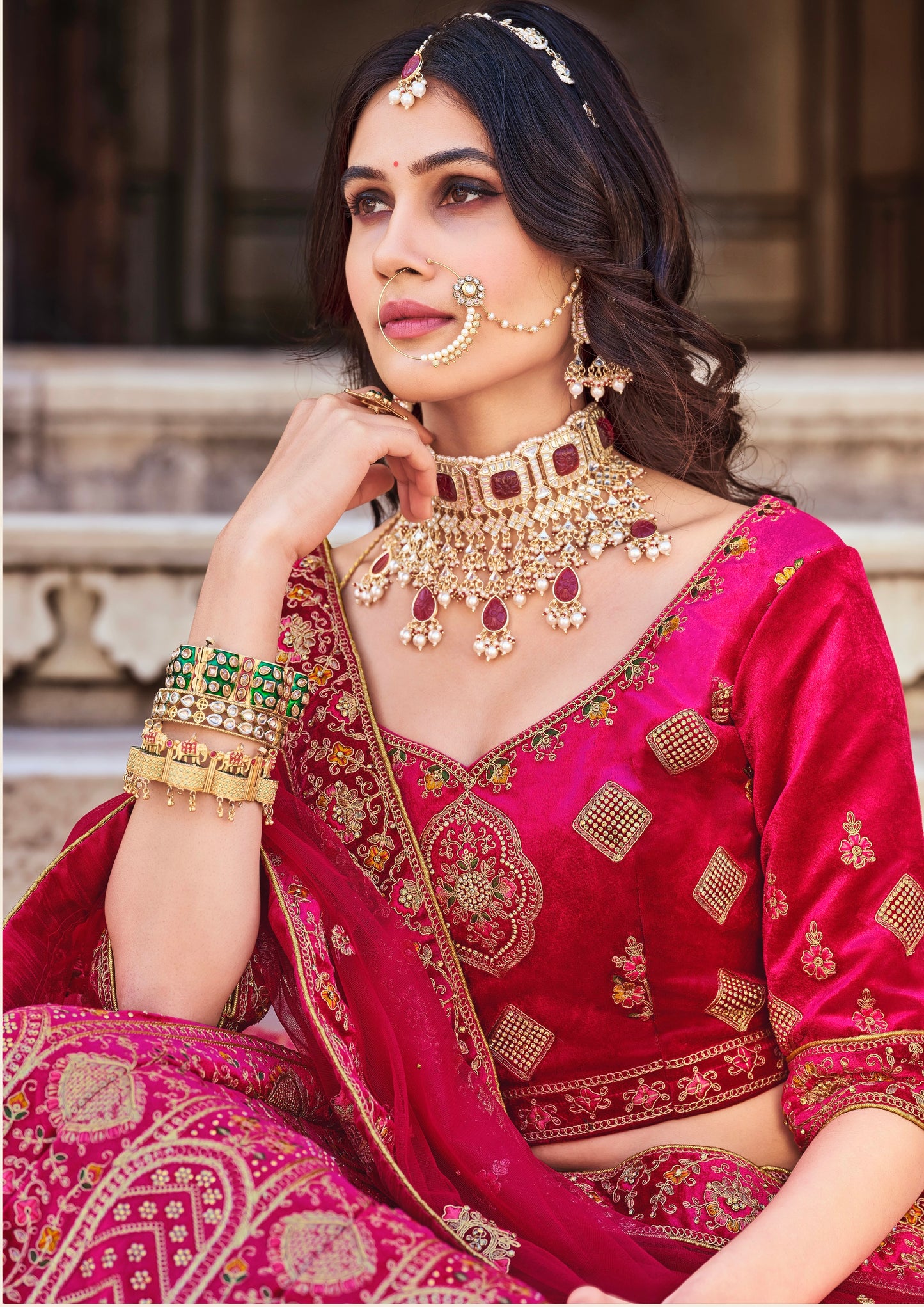 Eleganter rosa-grauer Braut-Lehenga mit Zarkan-Stickerei und Pailletten