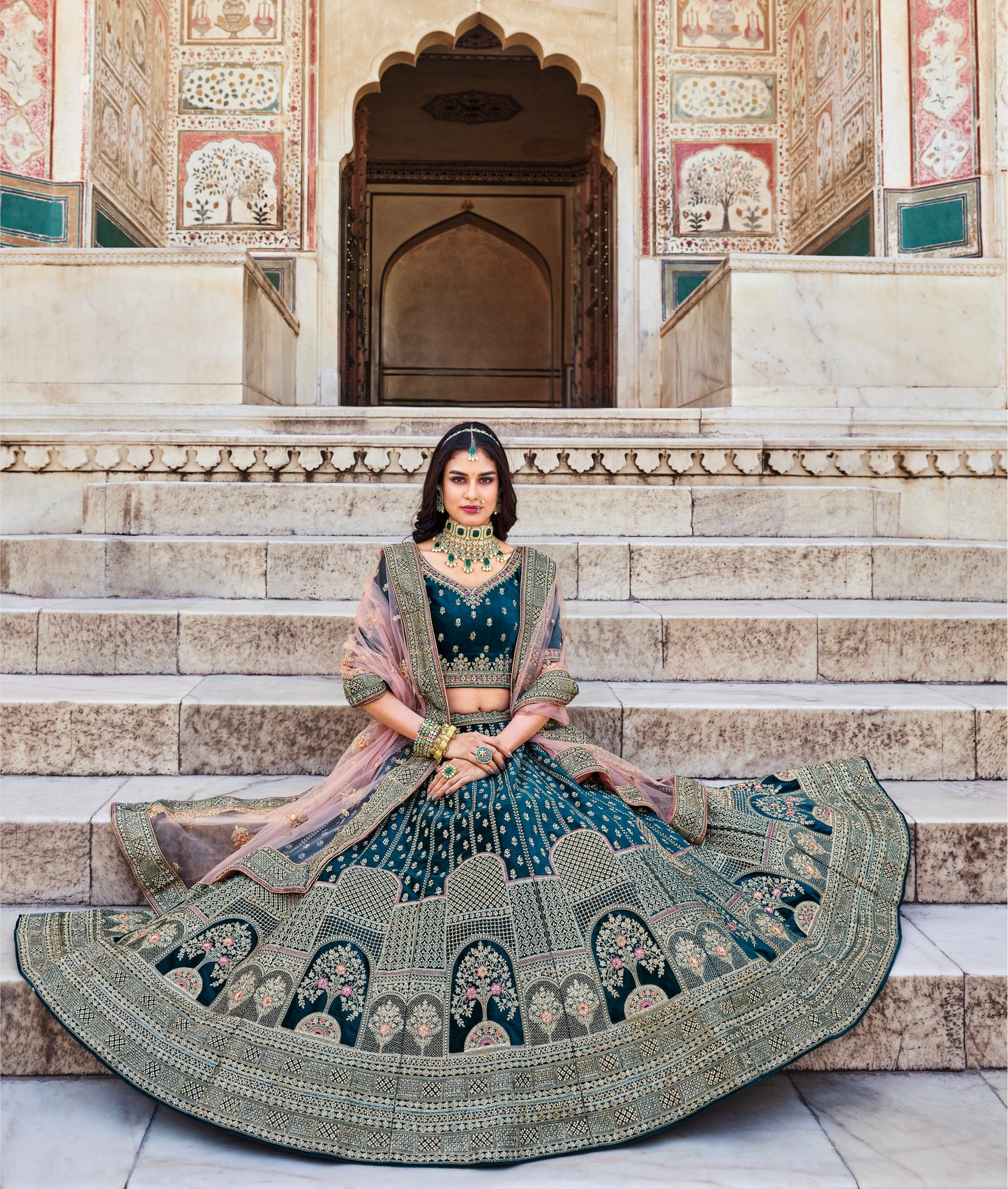 Eleganter rosa-grauer Braut-Lehenga mit Zarkan-Stickerei und Pailletten