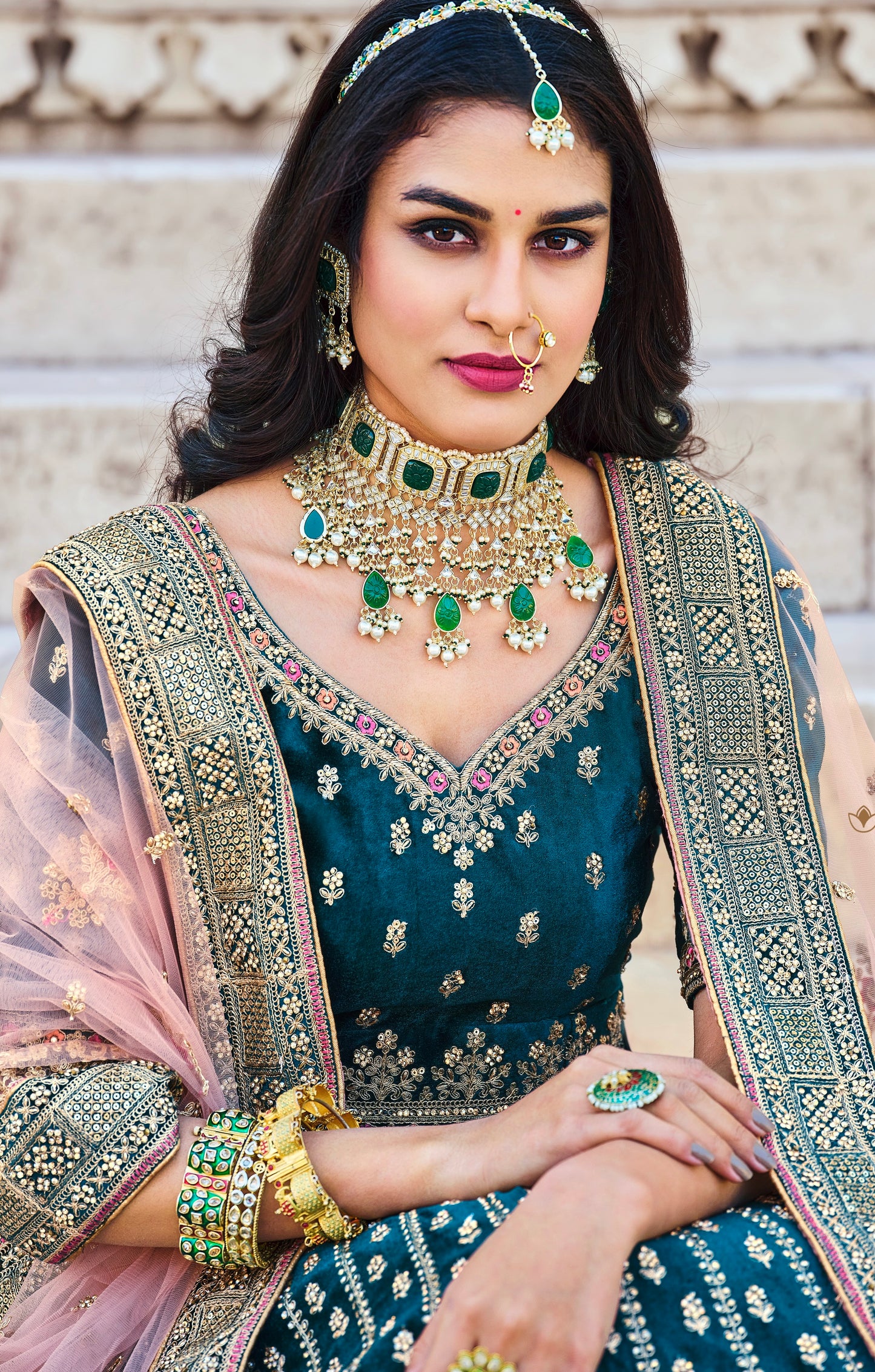 Eleganter rosa-grauer Braut-Lehenga mit Zarkan-Stickerei und Pailletten