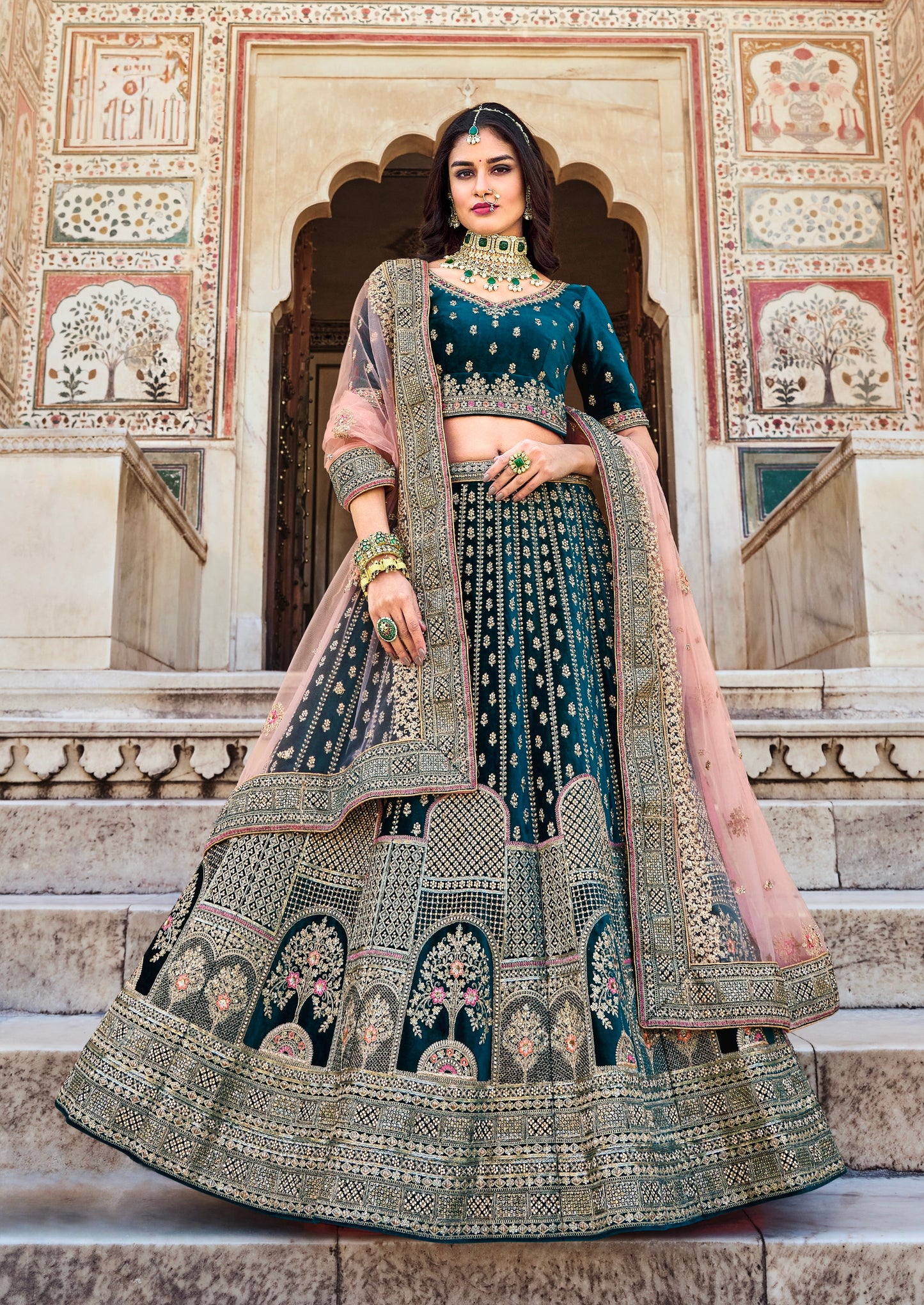 Eleganter rosa-grauer Braut-Lehenga mit Zarkan-Stickerei und Pailletten