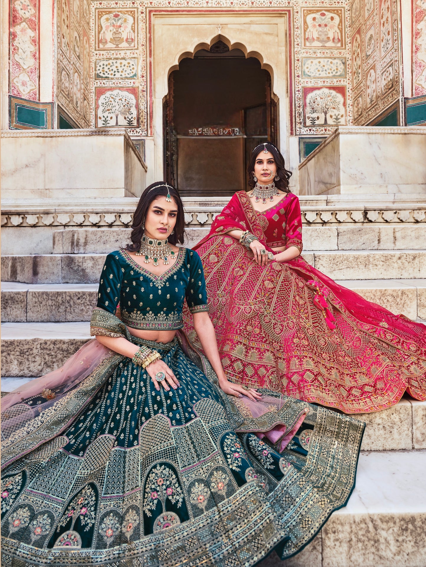 Eleganter rosa-grauer Braut-Lehenga mit Zarkan-Stickerei und Pailletten