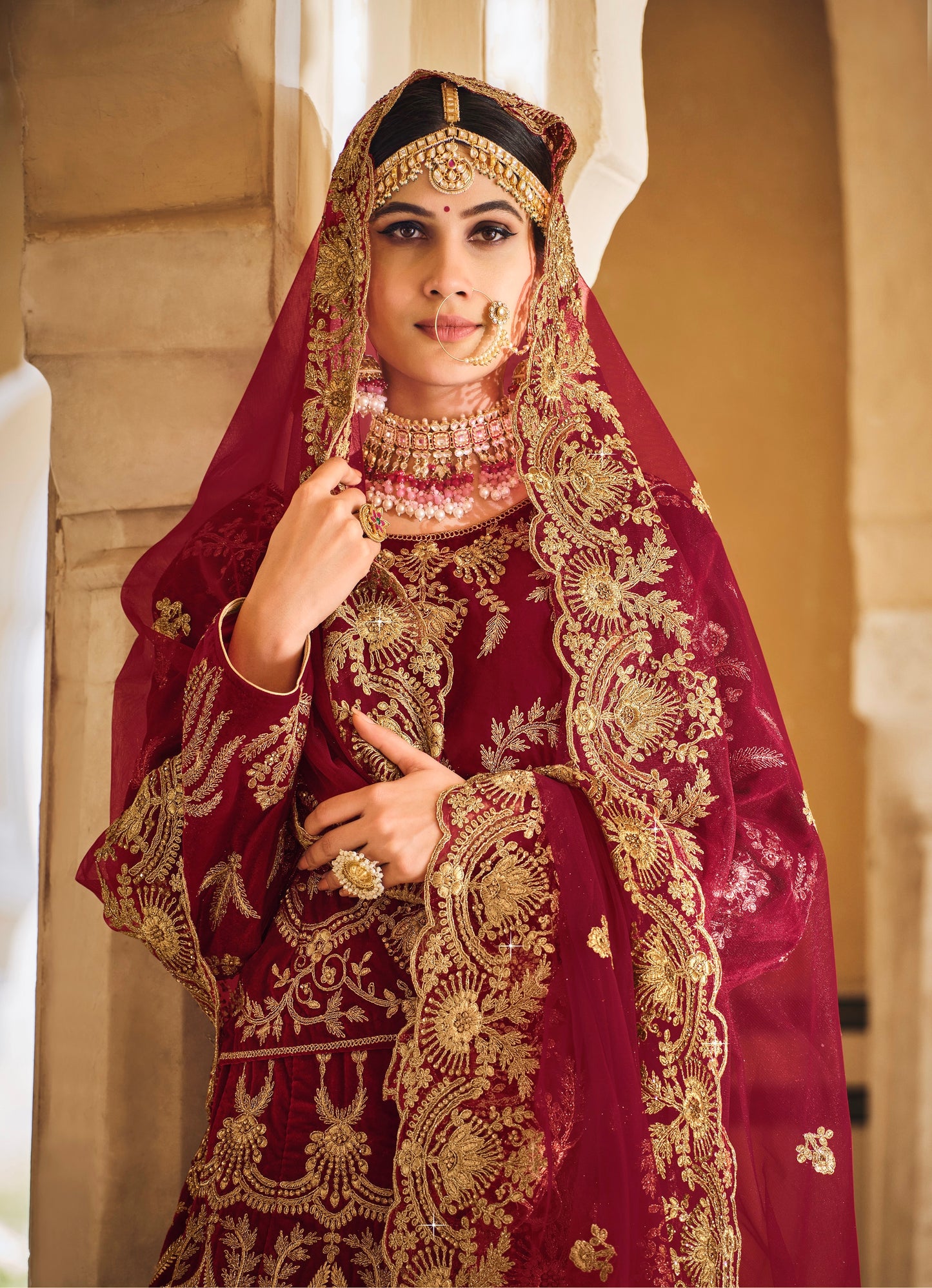 Eleganter rosa-grauer Braut-Lehenga mit Zarkan-Stickerei und Pailletten