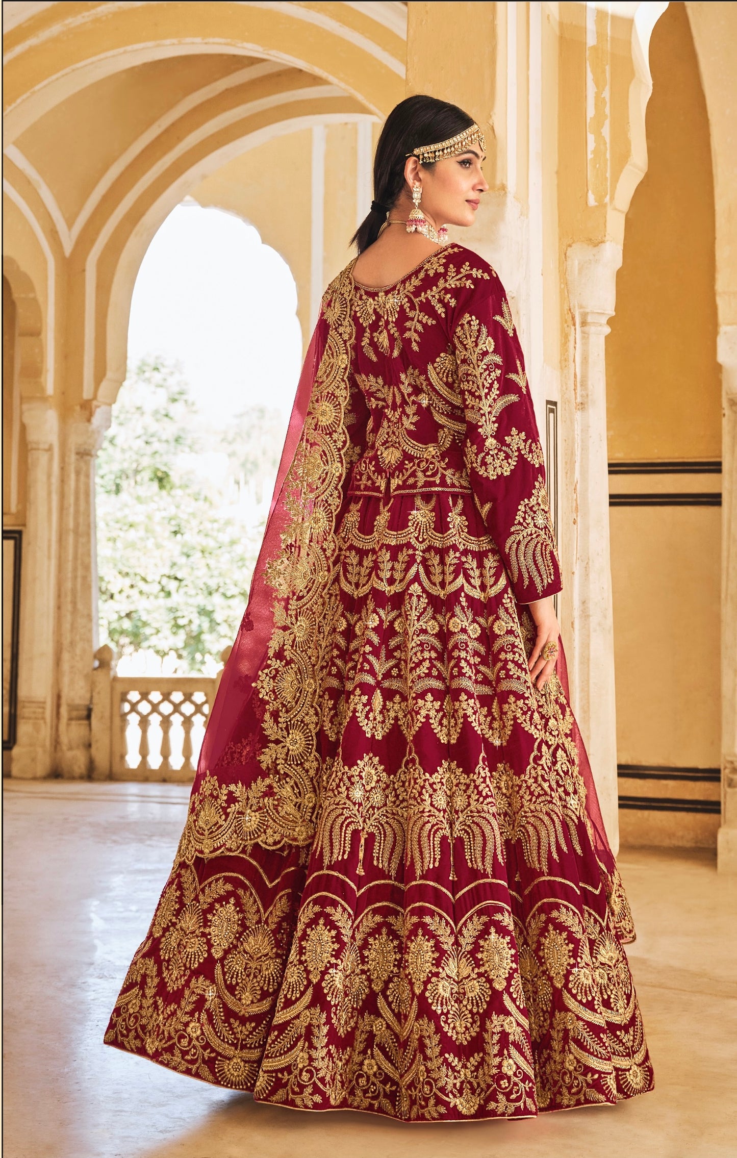 Eleganter rosa-grauer Braut-Lehenga mit Zarkan-Stickerei und Pailletten