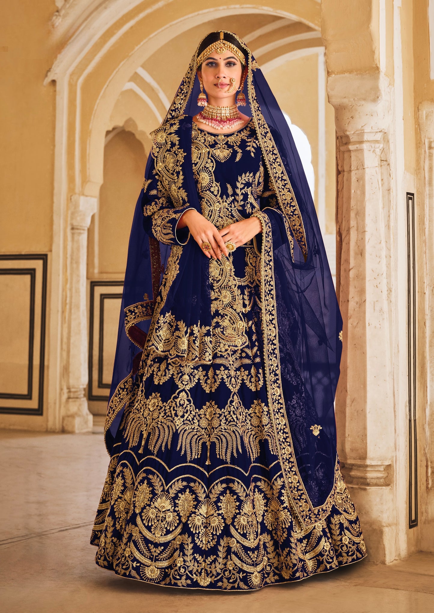 Eleganter rosa-grauer Braut-Lehenga mit Zarkan-Stickerei und Pailletten