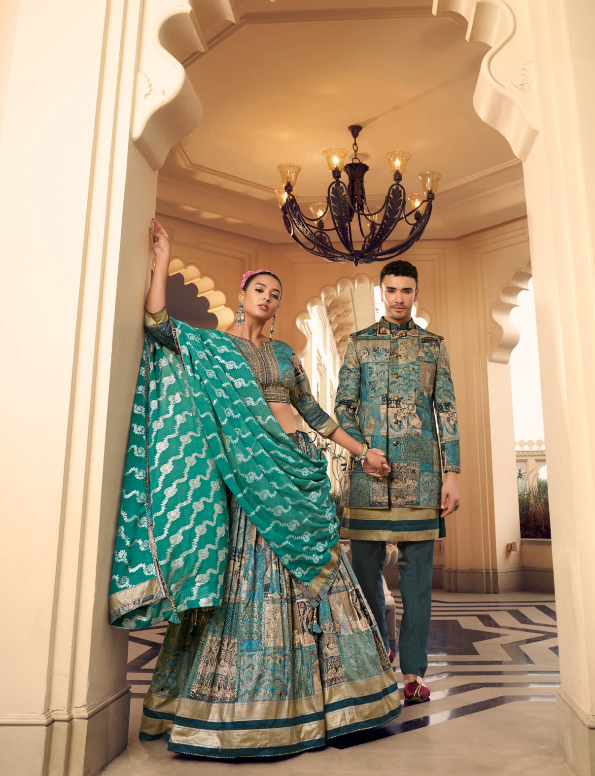 Eleganter rosa-grauer Braut-Lehenga mit Zarkan-Stickerei und Pailletten