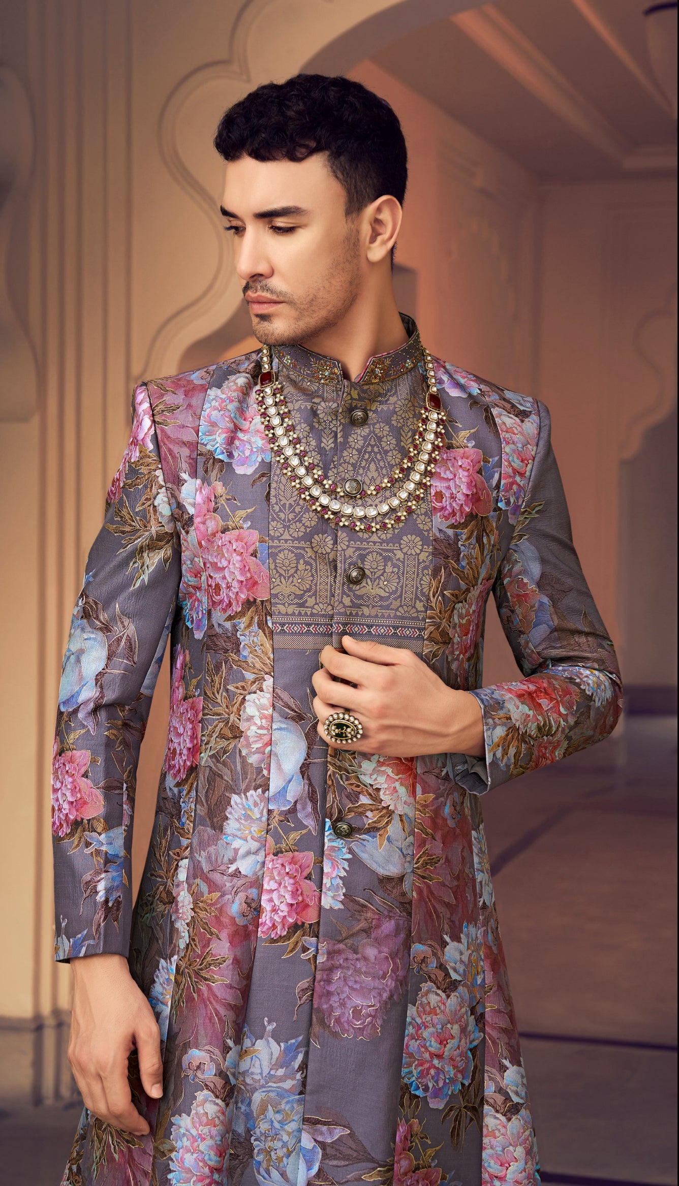 Eleganter rosa-grauer Braut-Lehenga mit Zarkan-Stickerei und Pailletten