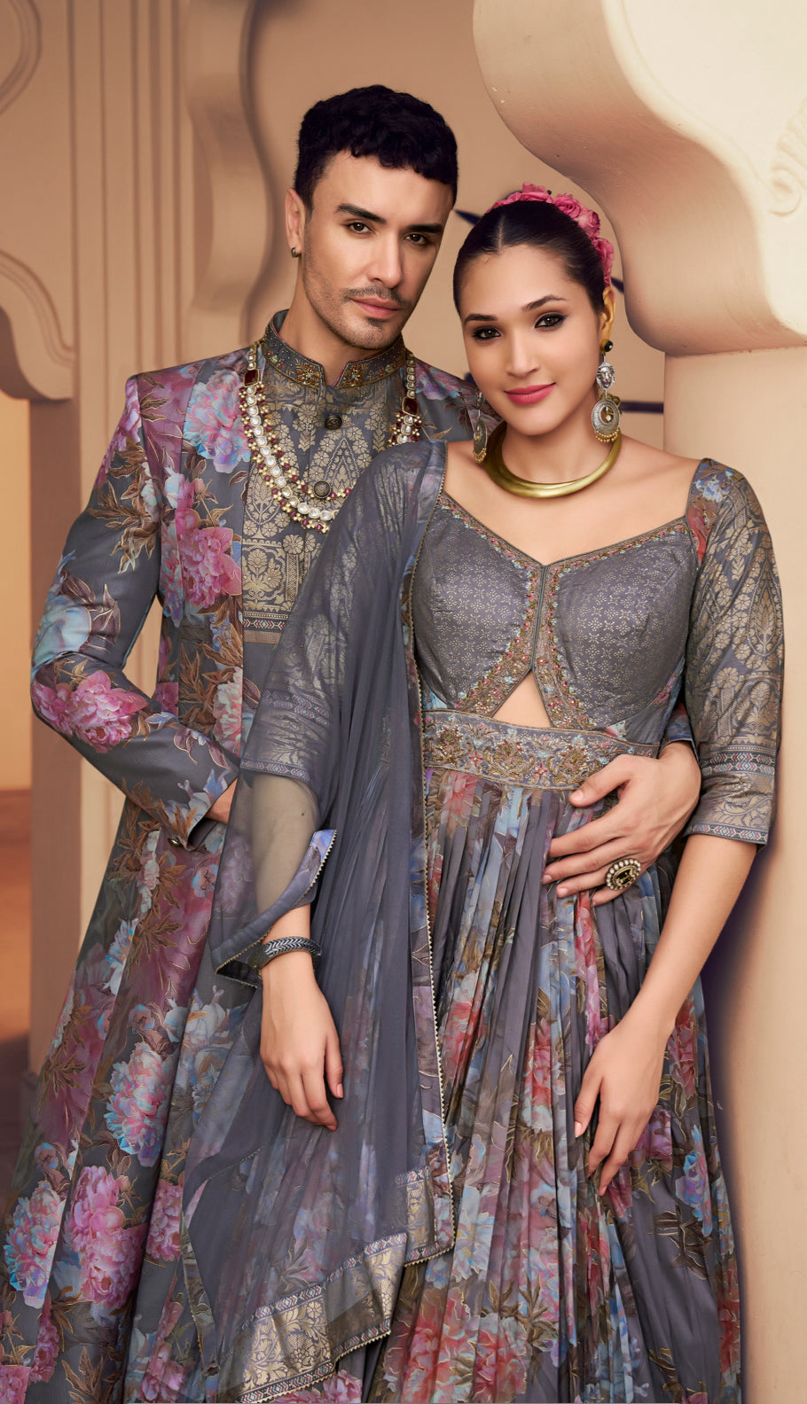 Eleganter rosa-grauer Braut-Lehenga mit Zarkan-Stickerei und Pailletten