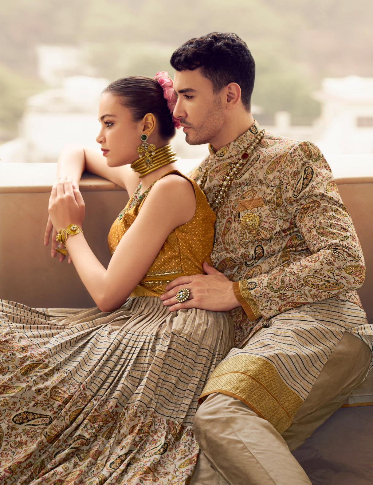 Eleganter rosa-grauer Braut-Lehenga mit Zarkan-Stickerei und Pailletten