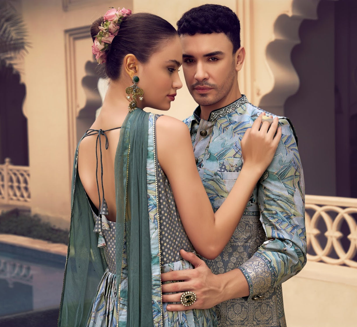 Eleganter rosa-grauer Braut-Lehenga mit Zarkan-Stickerei und Pailletten