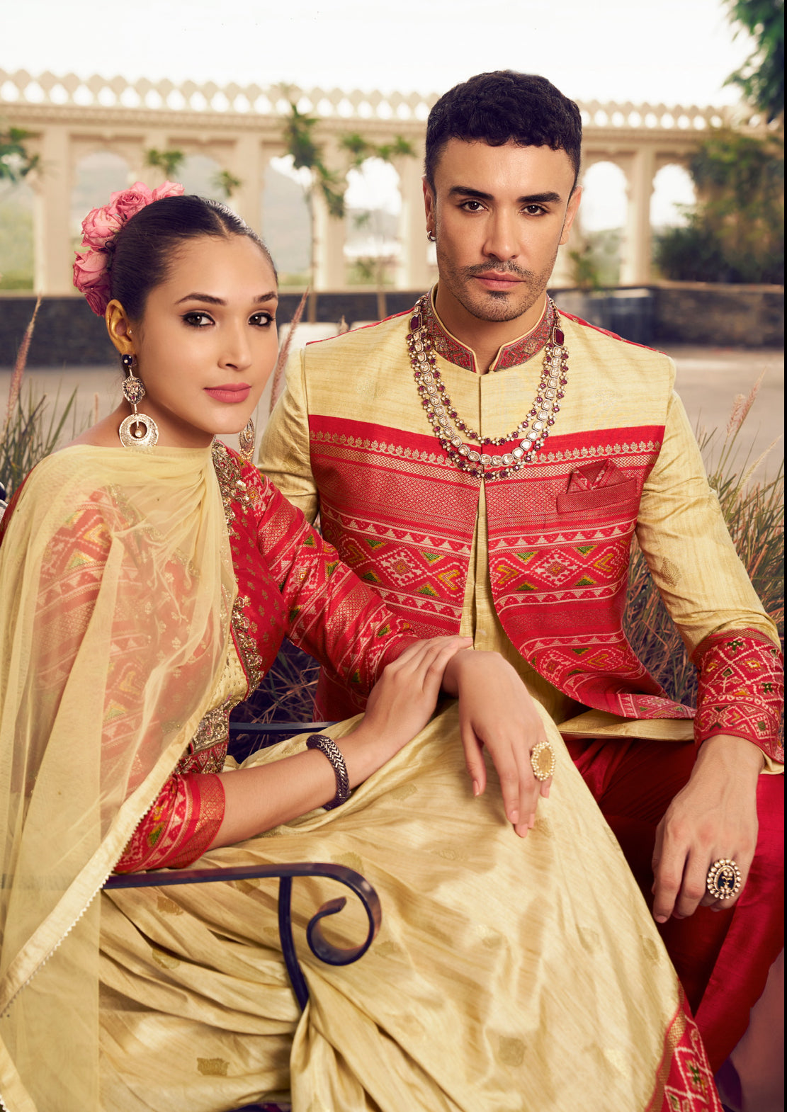 Eleganter rosa-grauer Braut-Lehenga mit Zarkan-Stickerei und Pailletten