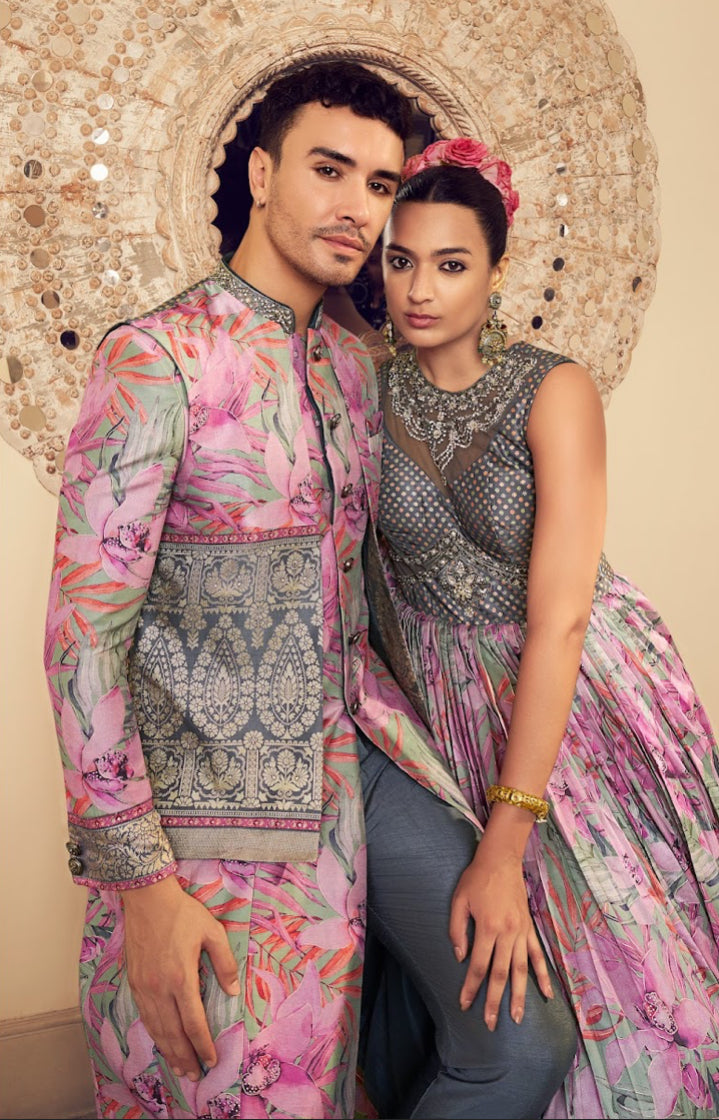 Eleganter rosa-grauer Braut-Lehenga mit Zarkan-Stickerei und Pailletten