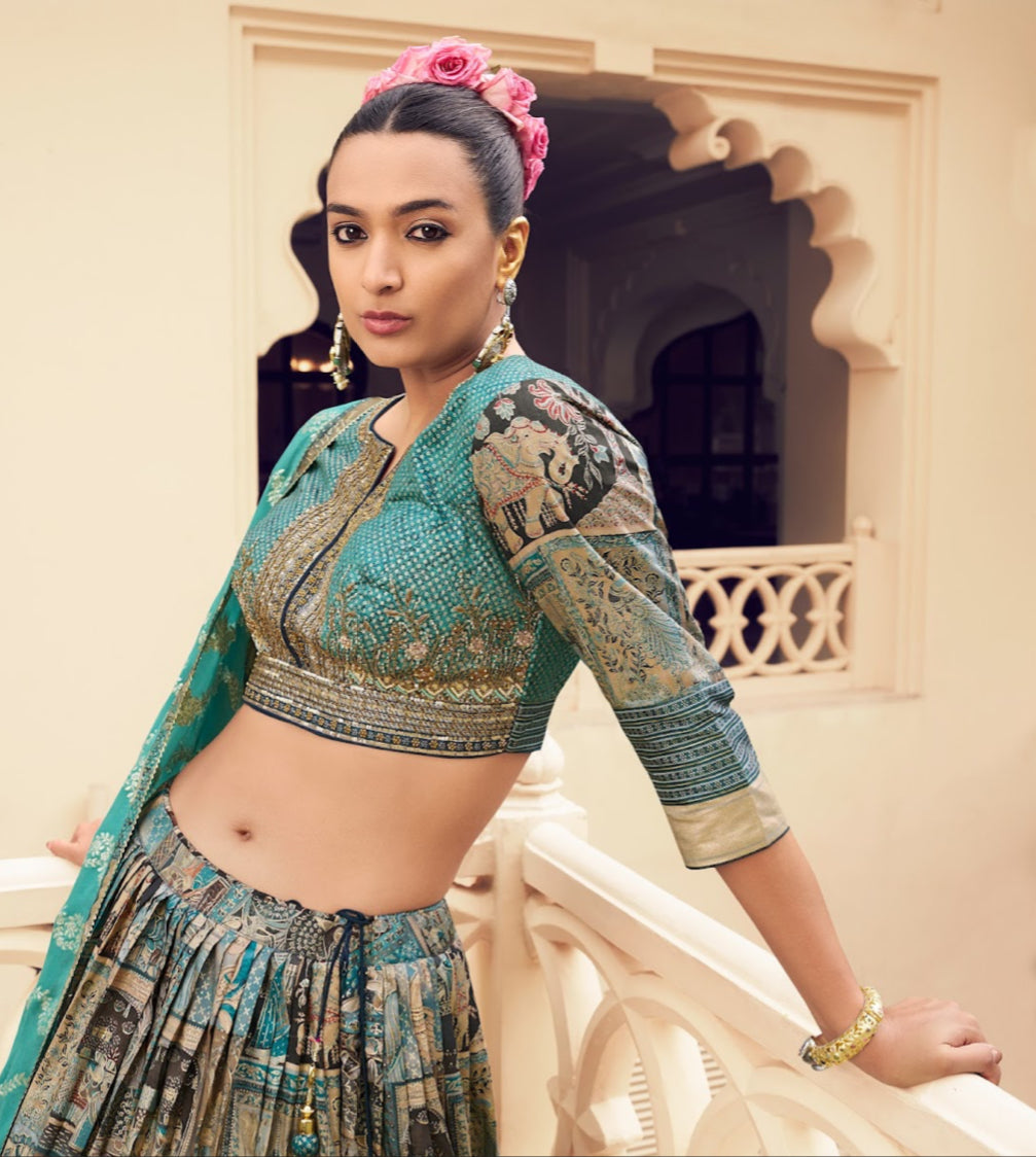 Eleganter rosa-grauer Braut-Lehenga mit Zarkan-Stickerei und Pailletten