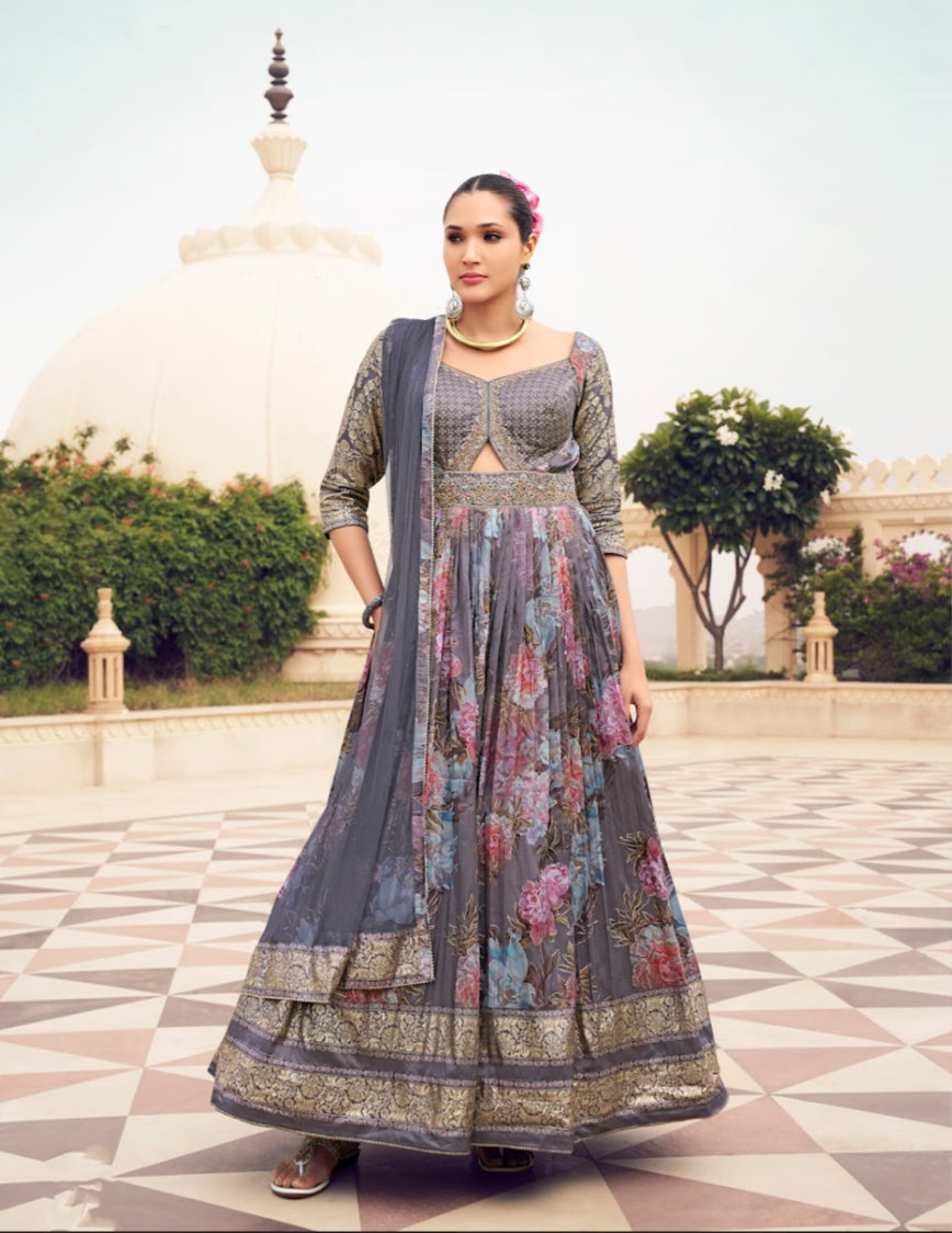 Eleganter rosa-grauer Braut-Lehenga mit Zarkan-Stickerei und Pailletten