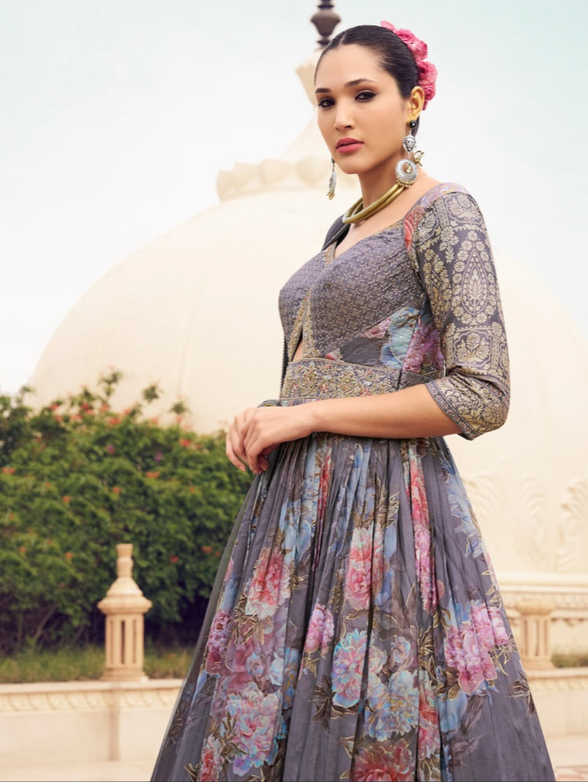 Eleganter rosa-grauer Braut-Lehenga mit Zarkan-Stickerei und Pailletten