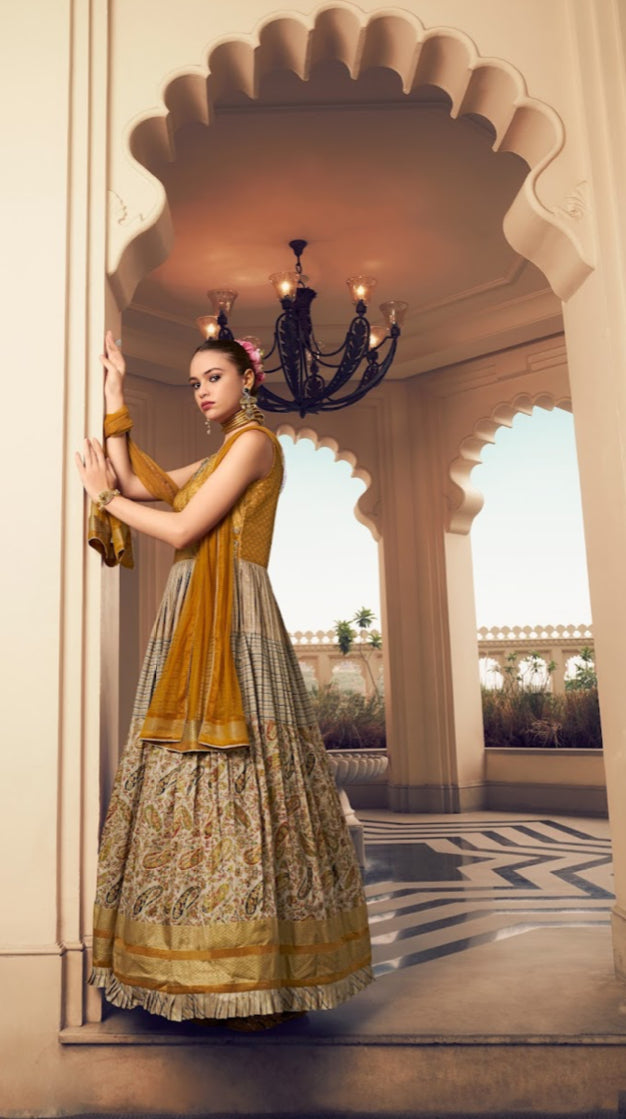 Eleganter rosa-grauer Braut-Lehenga mit Zarkan-Stickerei und Pailletten