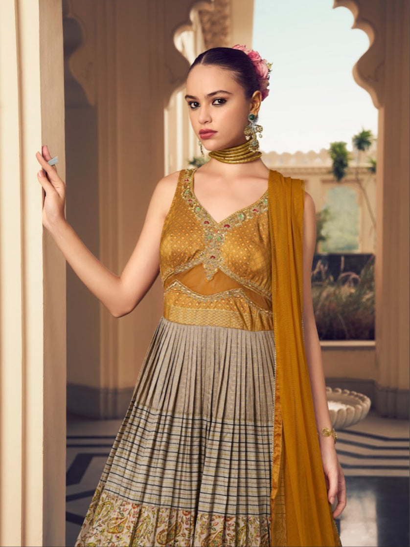 Eleganter rosa-grauer Braut-Lehenga mit Zarkan-Stickerei und Pailletten