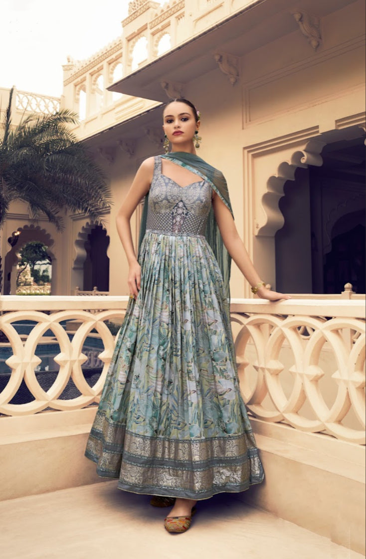 Eleganter rosa-grauer Braut-Lehenga mit Zarkan-Stickerei und Pailletten