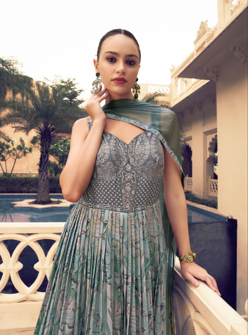 Eleganter rosa-grauer Braut-Lehenga mit Zarkan-Stickerei und Pailletten