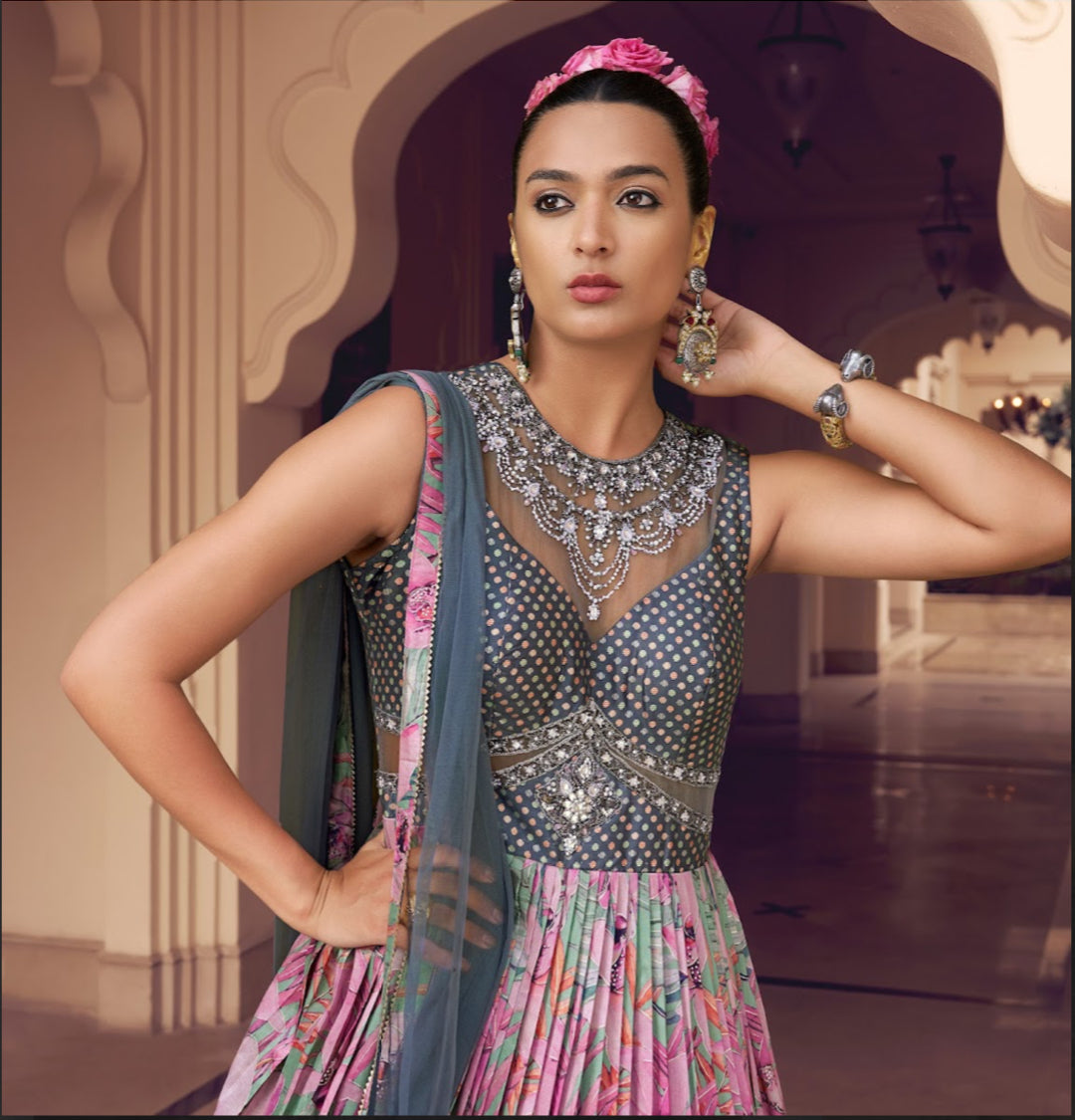 Eleganter rosa-grauer Braut-Lehenga mit Zarkan-Stickerei und Pailletten