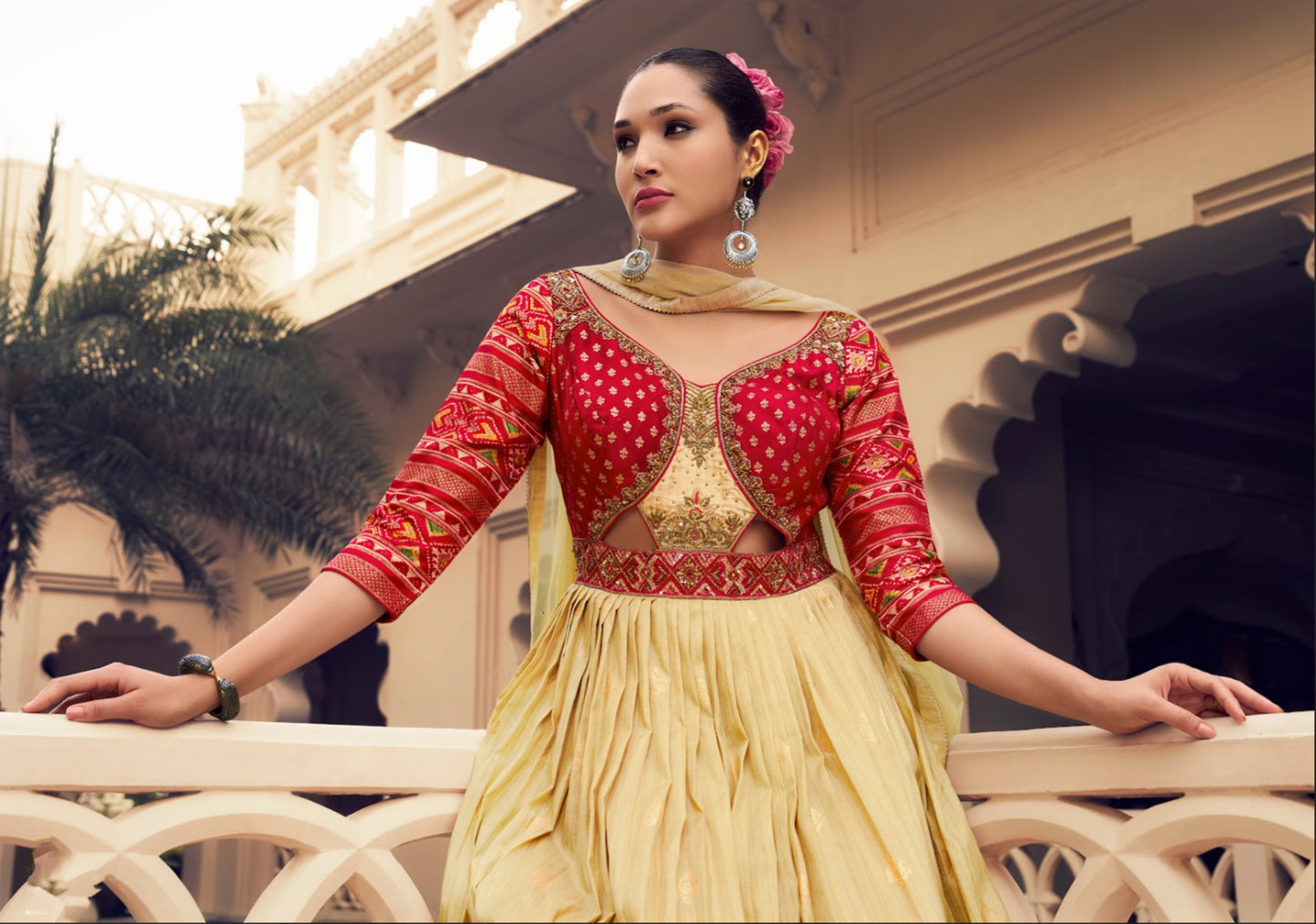 Eleganter rosa-grauer Braut-Lehenga mit Zarkan-Stickerei und Pailletten