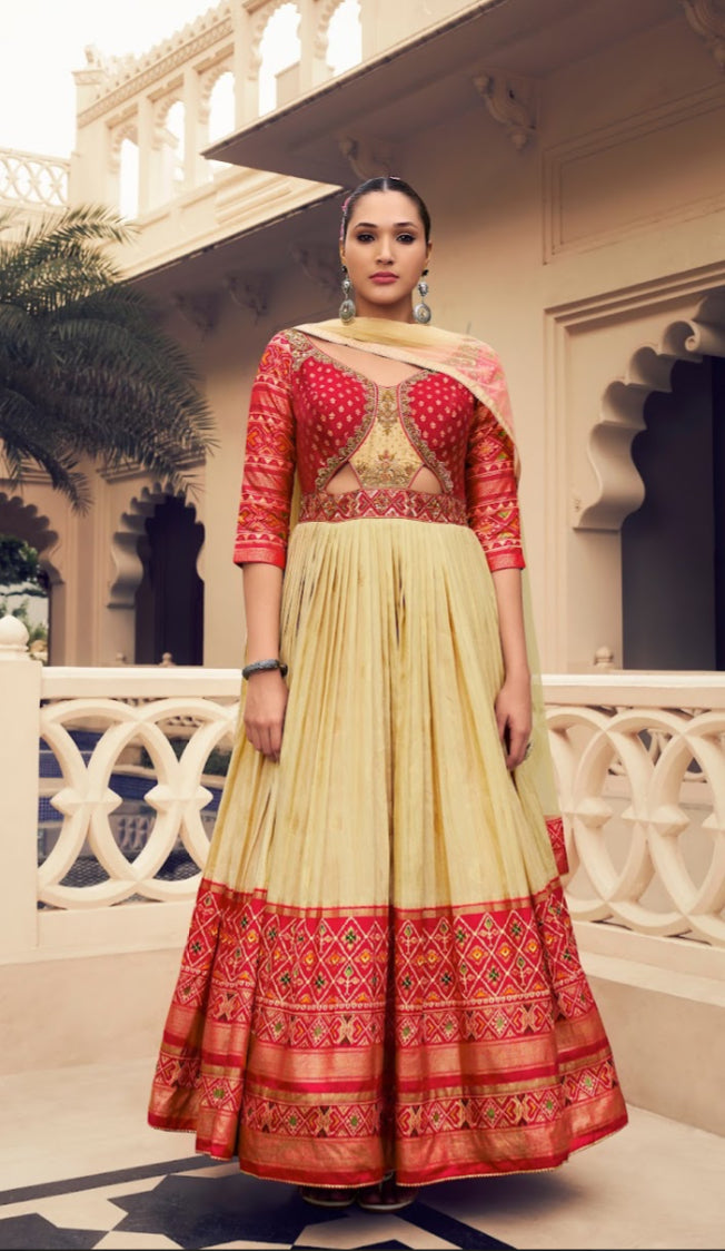 Eleganter rosa-grauer Braut-Lehenga mit Zarkan-Stickerei und Pailletten