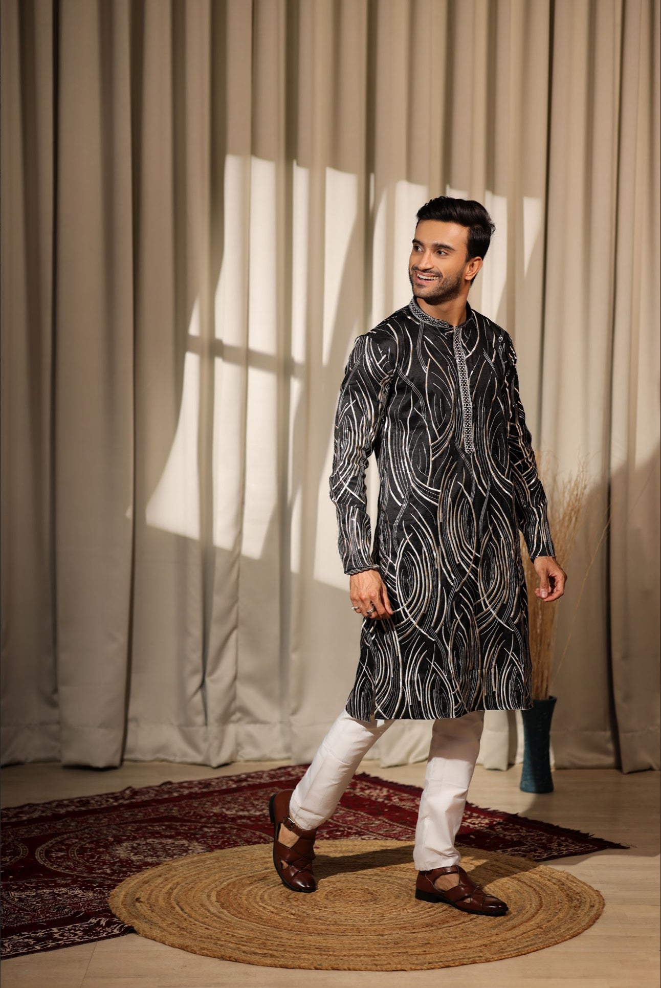 Ensemble Kurta Noir avec broderies de détails argentés blancs Design COLLECTION RAJ
