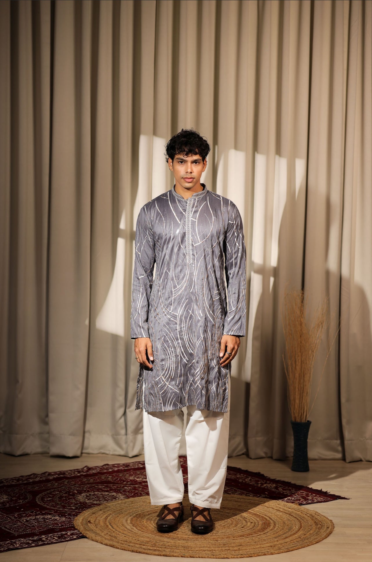 Ensemble Kurta Gris Clair avec broderies de détails argentés blancs Design COLLECTION RAJ