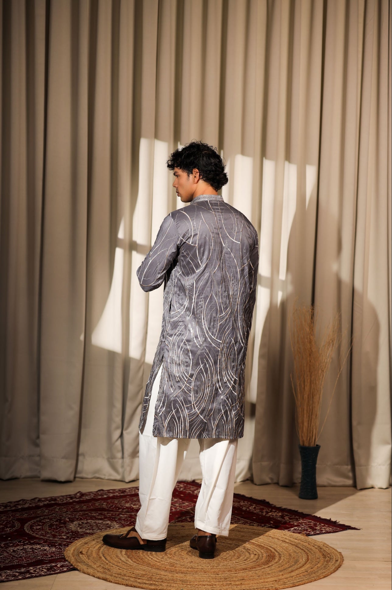 Ensemble Kurta Gris Clair avec broderies de détails argentés blancs Design COLLECTION RAJ