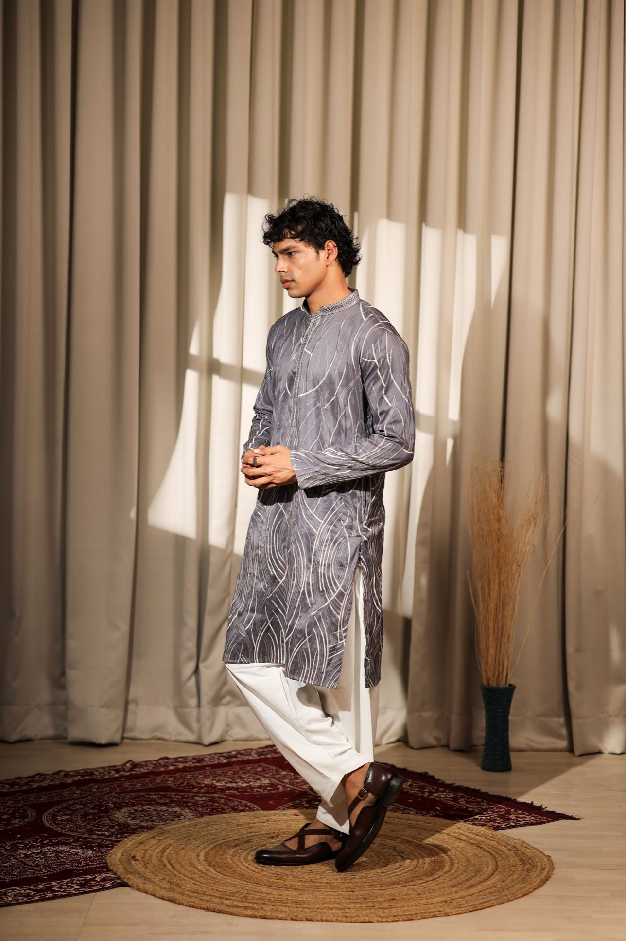 Ensemble Kurta Gris Clair avec broderies de détails argentés blancs Design COLLECTION RAJ